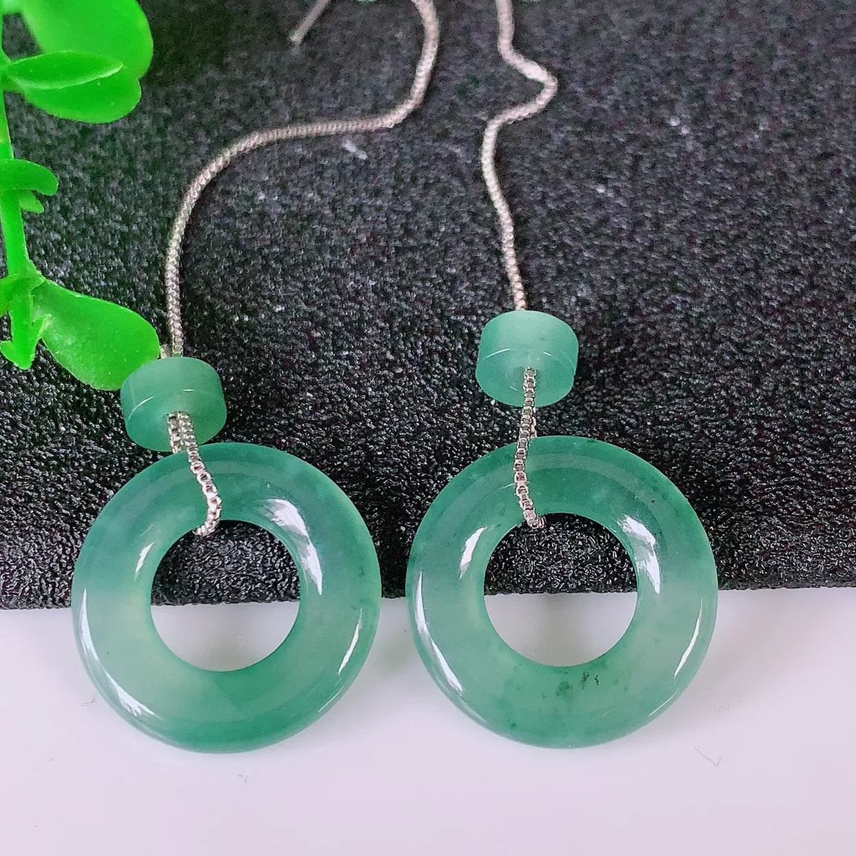 自然光实拍，冰种飘花翡翠一对平安扣耳坠，翠色灵动，玉质细腻，颜色漂亮，品相佳，佩戴佳品！配图银线 #185.2平安扣尺寸16.6*2.8mm