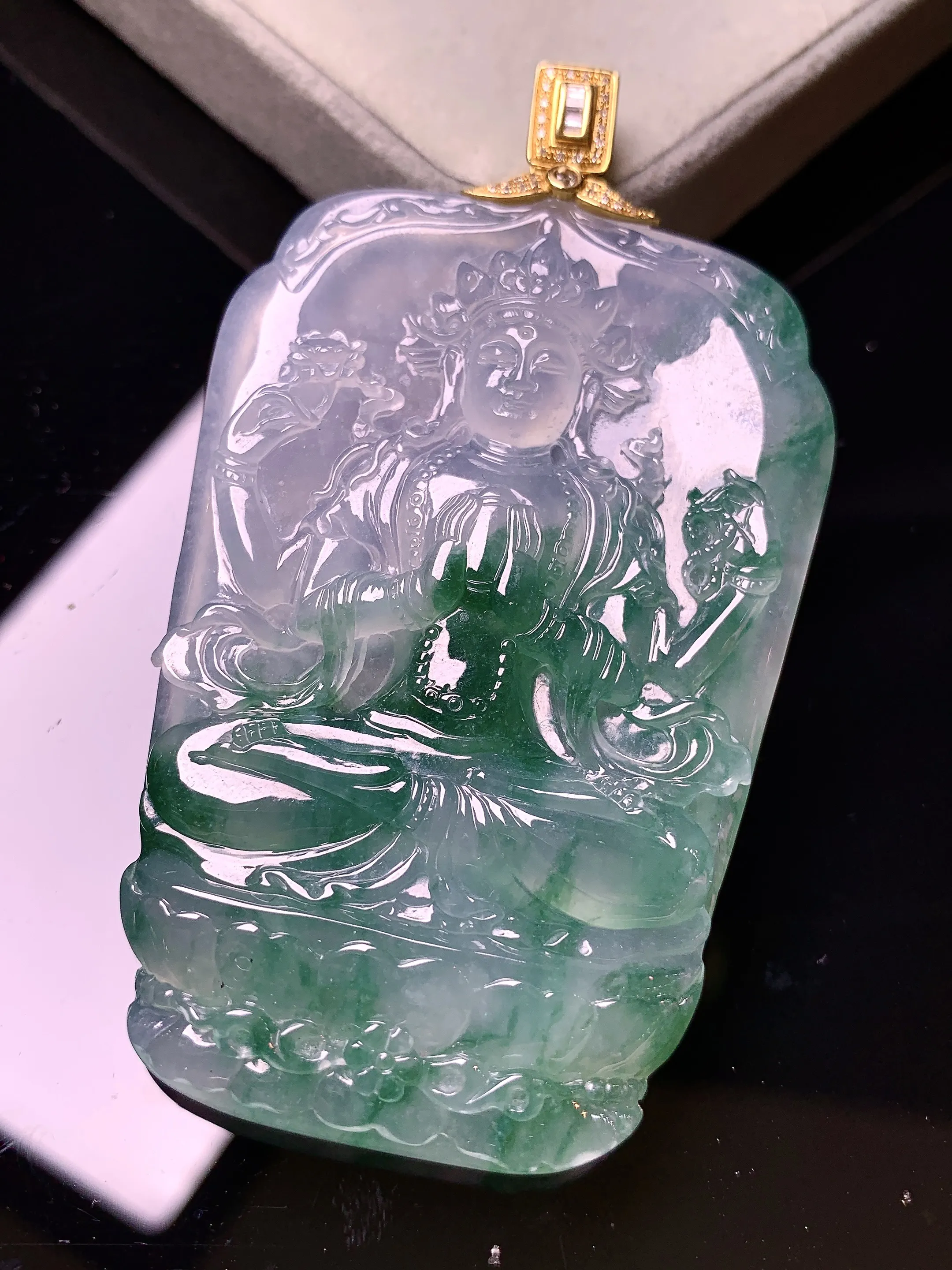 18k金钻镶嵌冰种飘绿度母观音菩萨吊坠 玉质细腻 色泽艳丽清新 整体尺寸76.6*44*7