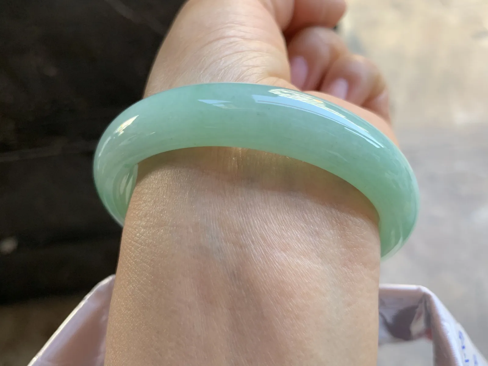 56-12.7-7.5mm
带色贵妃手镯 底子细腻 水润清新 正圈54可带