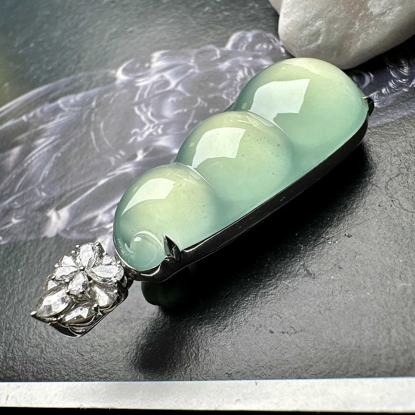 【冰种晴绿福豆吊坠】种地上乘，冰感十足，通透起光，饱满圆润，收藏品质，18k金钻镶嵌，裸石尺寸38.2*18.5*6.6毫米