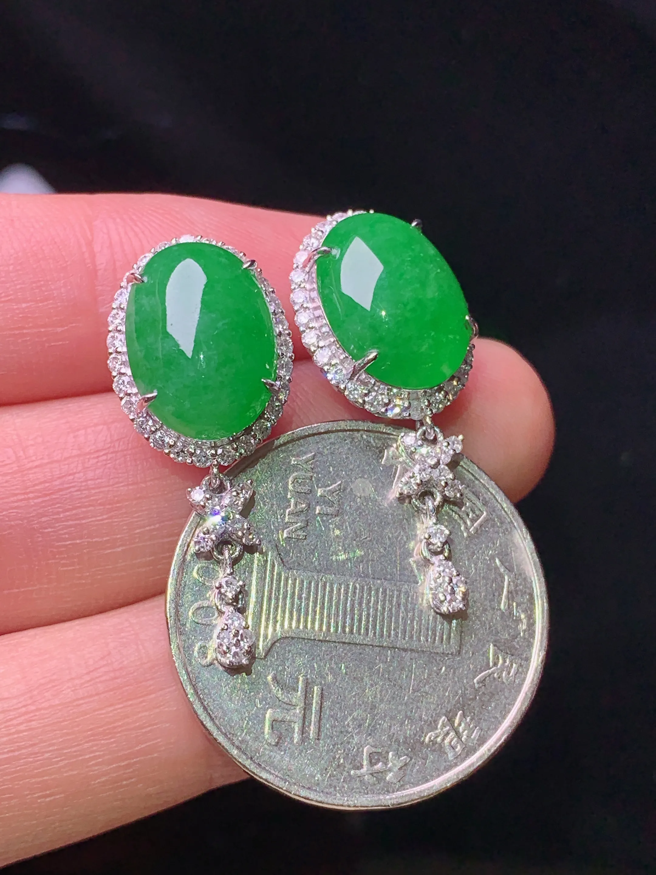 18k金钻镶嵌满绿蛋面耳钉 玉质细腻 色泽艳丽清新 整体尺寸28.2*11.8*7.8