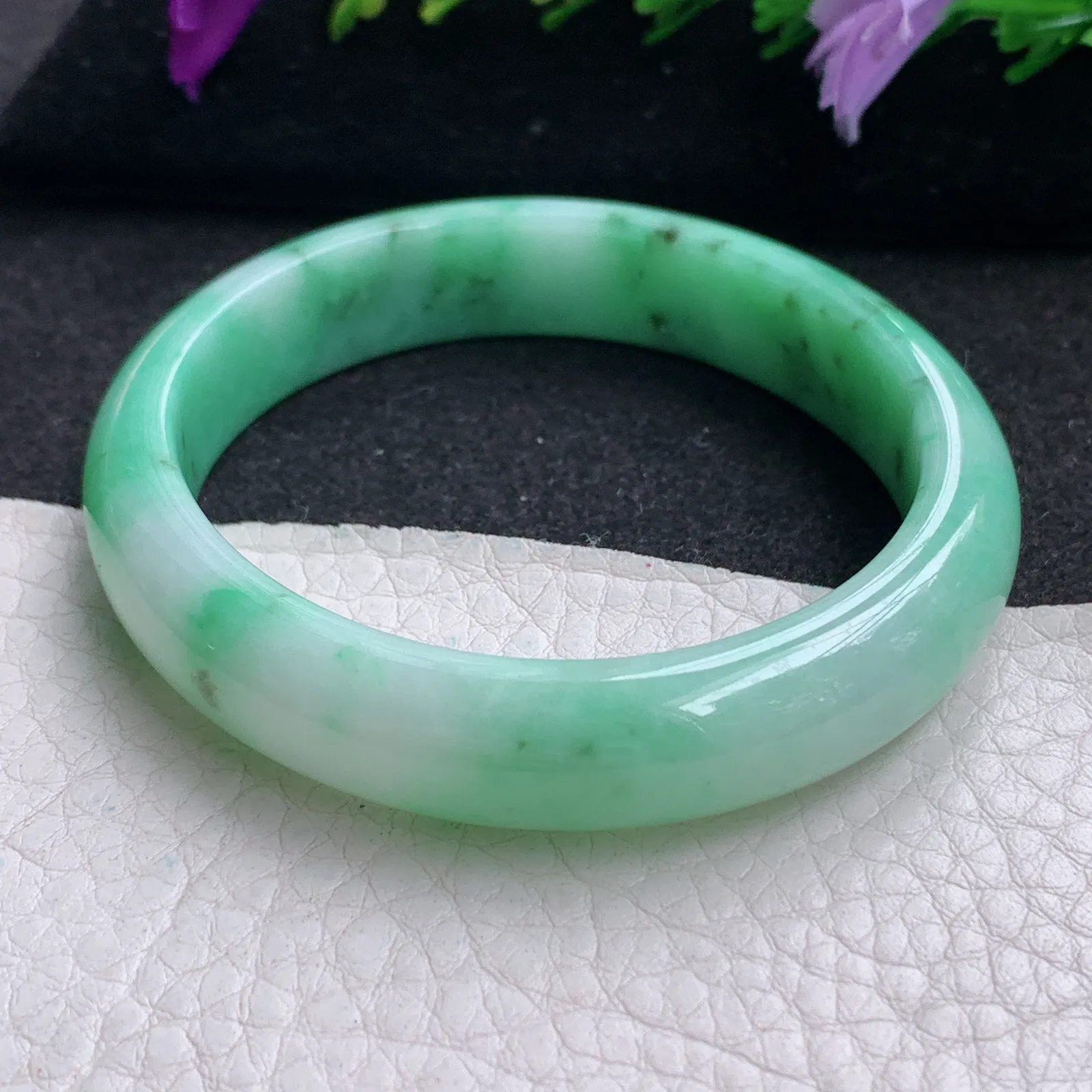 yh实拍54*48*11.2*7贵妃镯 天然缅甸翡翠飘绿宽边椭形玉手镯 玉手环