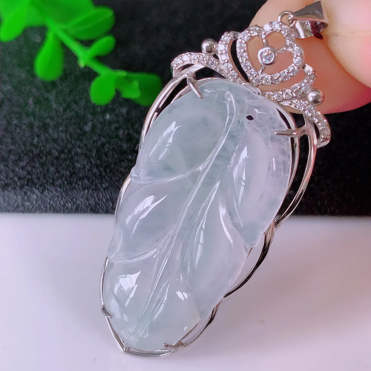 冰种翡翠925银镶嵌叶子吊坠，自然光实拍，翠色灵动，颜色漂亮，种老水足，品相佳，佩戴佳品！#151.2整体54.2*21.5*7裸石36.5*18.5