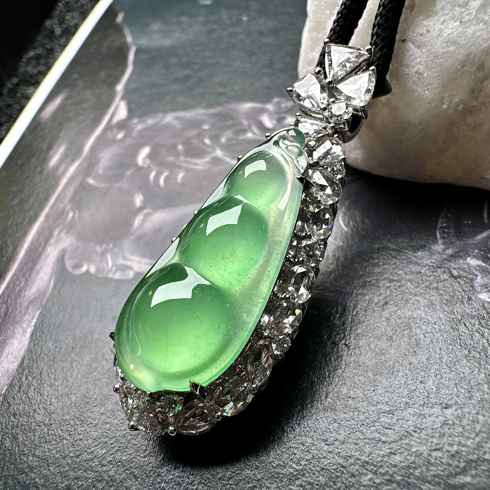 【冰种满绿福豆吊坠】木那绿老料，种地上乘，冰感十足，通透起光，饱满圆润，收藏品质，18k金钻镶嵌，裸石尺寸28*12.5*6毫米