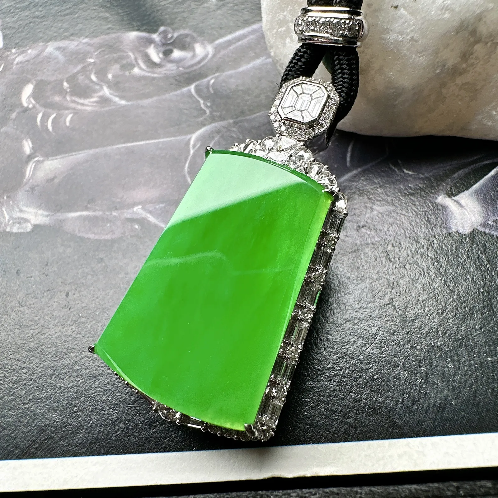 【冰种满绿无事牌】阳绿色泽，种水上乘，通透闪亮，晶莹剔透。18K金钻镶嵌，裸石尺寸26*18.5*2.6毫米。