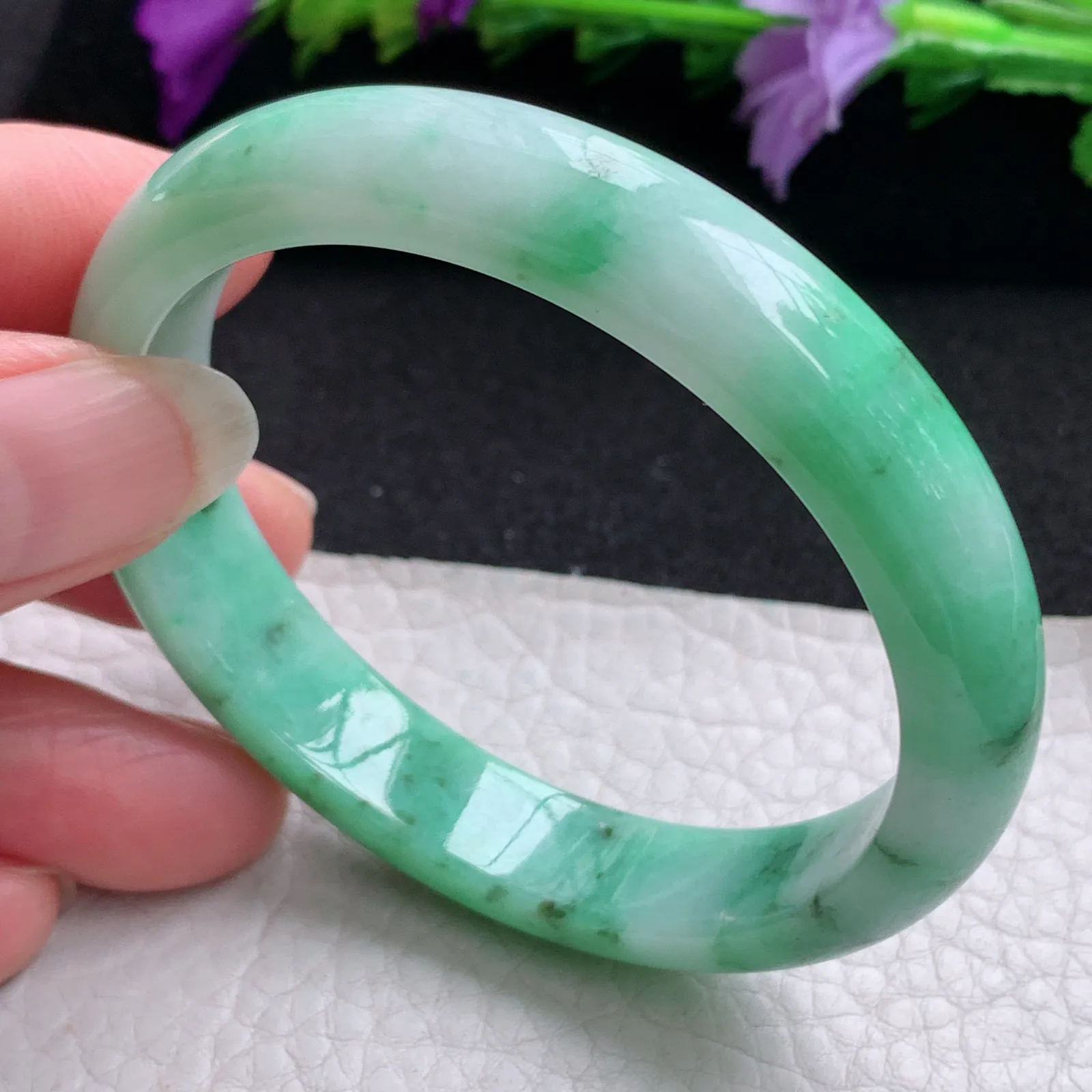 yh实拍54*48*11.2*7贵妃镯 天然缅甸翡翠飘绿宽边椭形玉手镯 玉手环