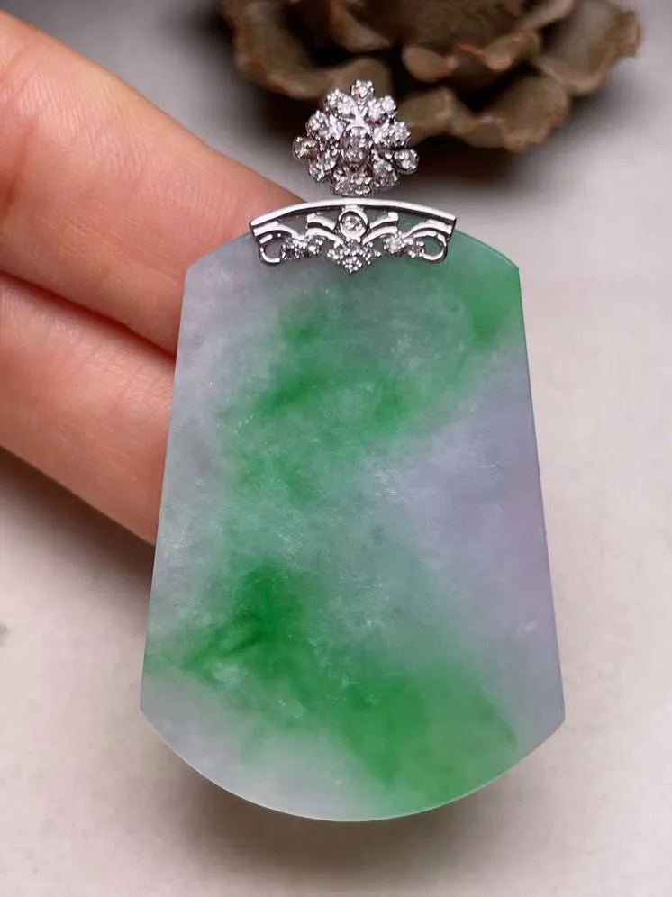冰糯种飘绿平安无事牌吊坠、真金真钻镶嵌，种水好，玉质细腻 .裸石尺寸 42.7*30.0.