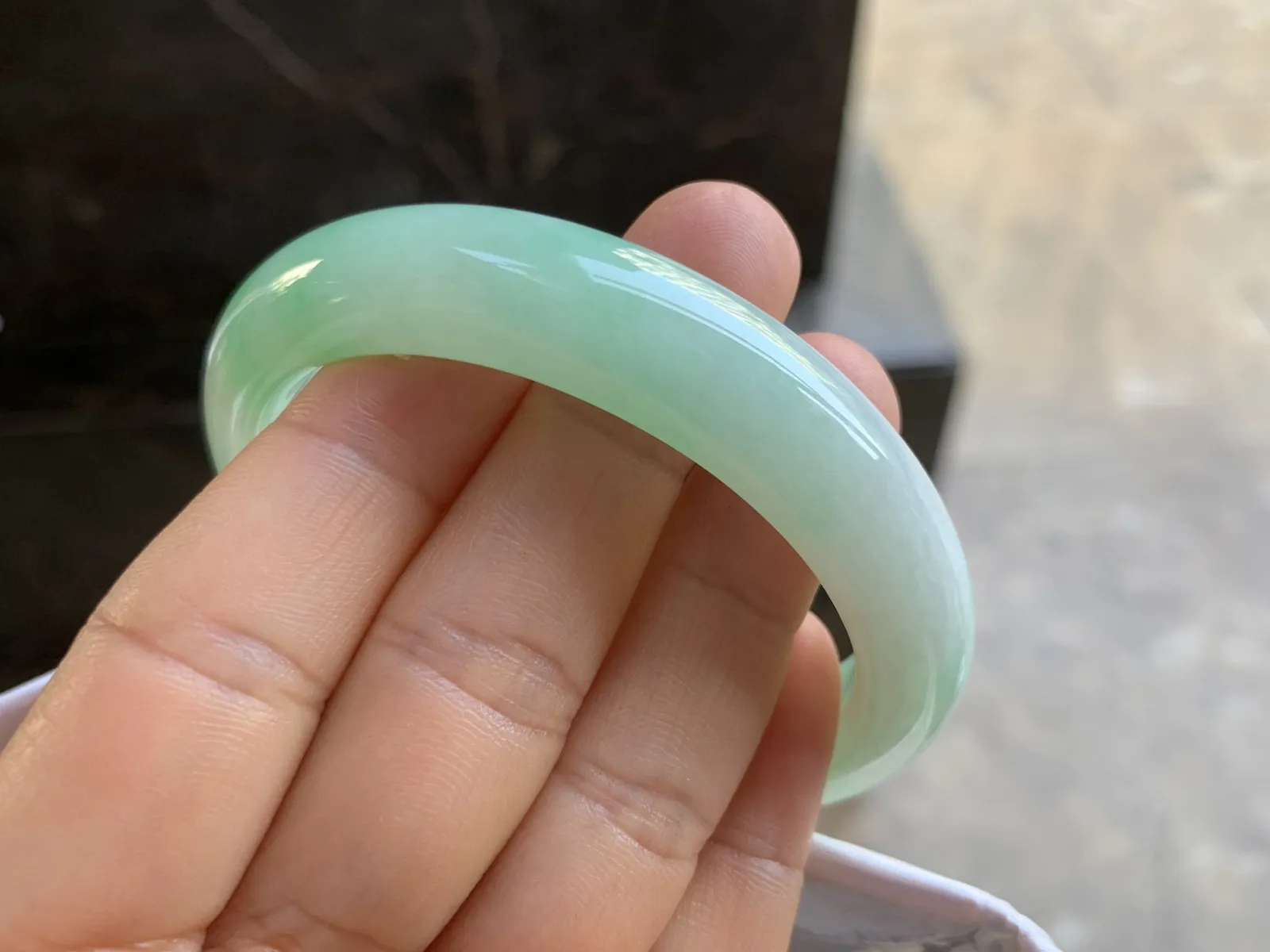 54-12.3-8.5mm
淡豆绿贵妃手镯 底子细腻 清新 正圈52可带