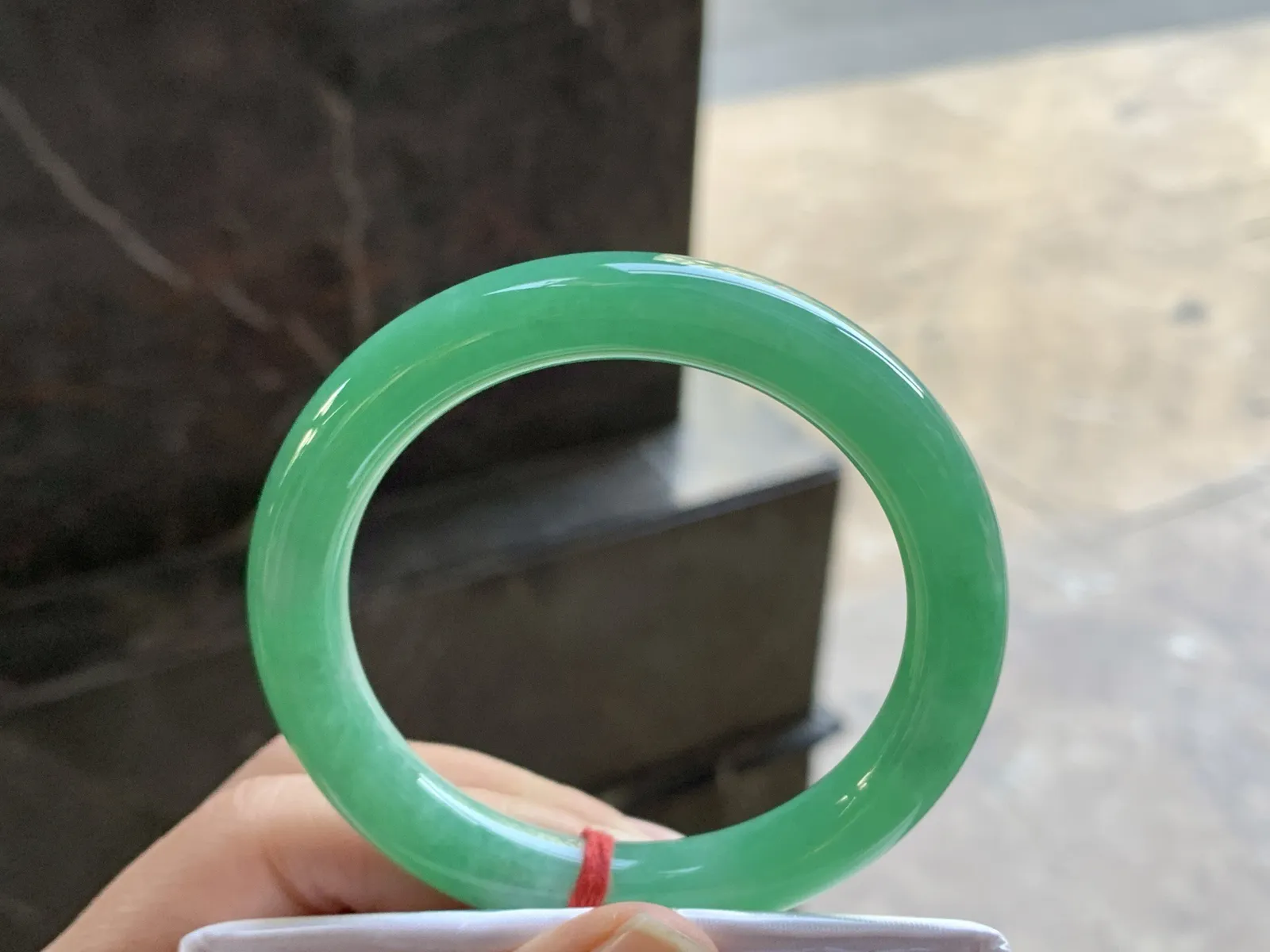 53-9.2-8.6

绿色圆条手镯^_^鲜艳 玉质温润