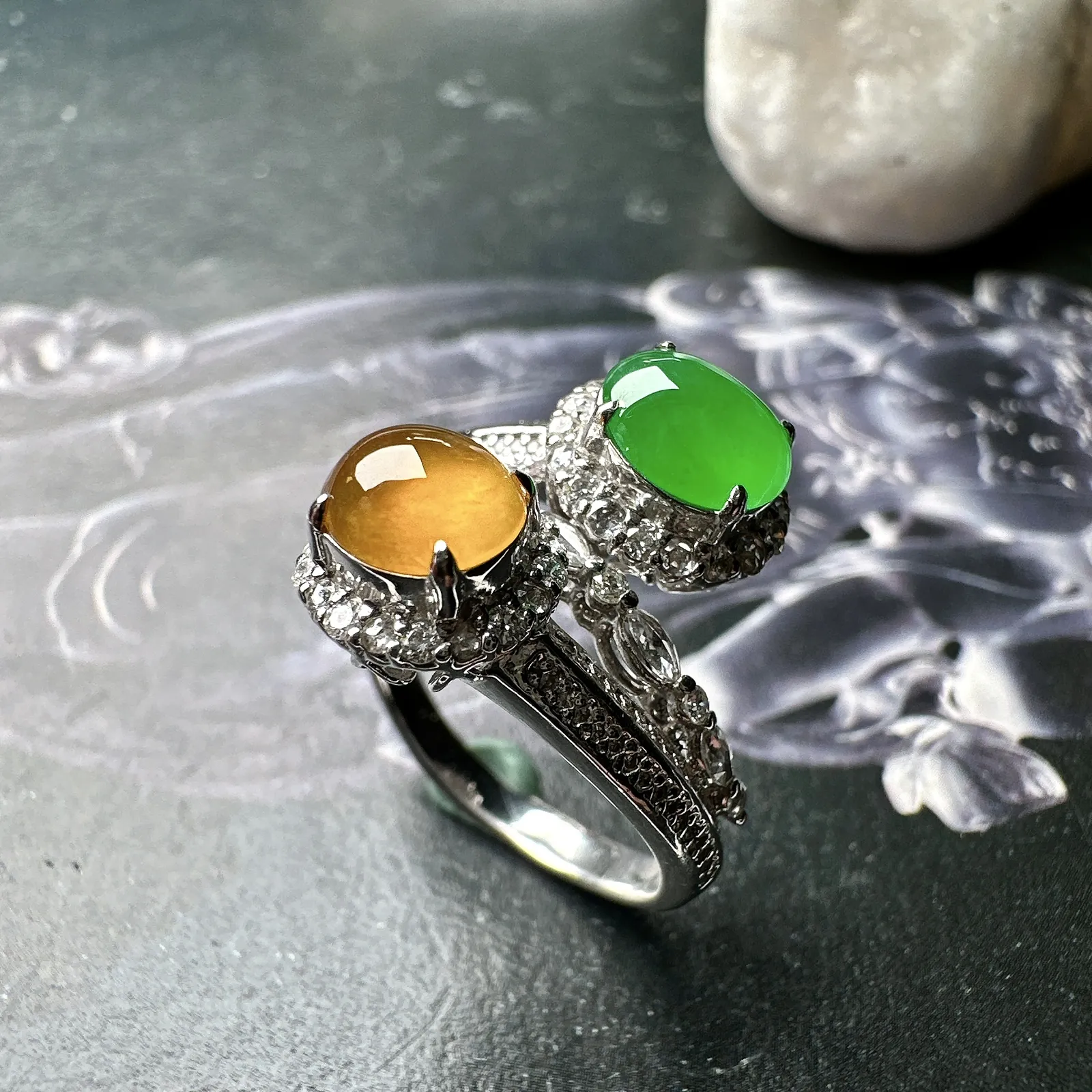 【冰种黄绿蛋面戒指】质地细腻，饱满度很好，晶莹剔透，18k金钻镶嵌，裸石尺寸7*5.8*3.8毫米