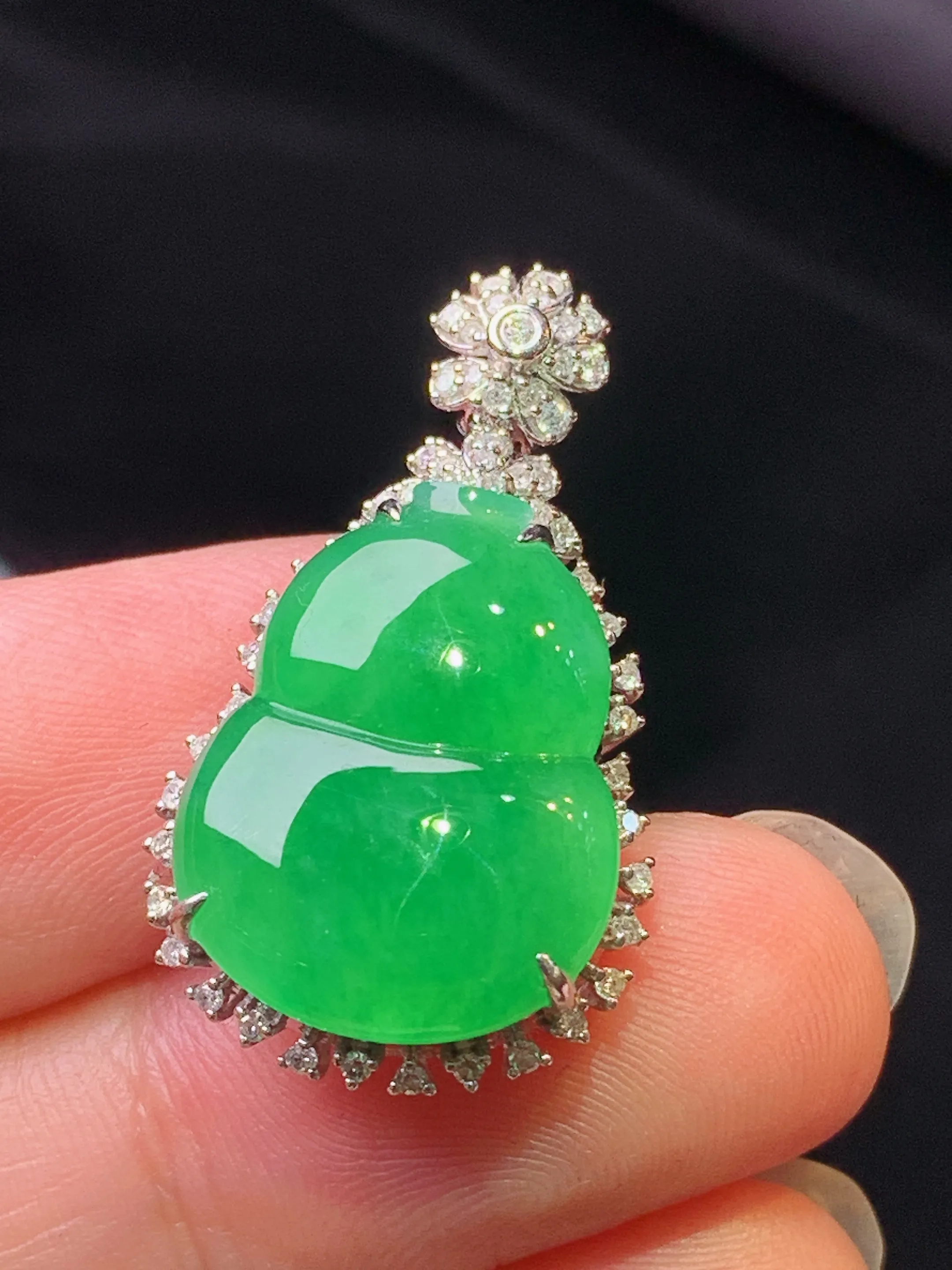 18k金钻镶嵌满绿葫芦吊坠 玉质细腻 色泽艳丽清新 整体尺寸28.5*16.3*8.2