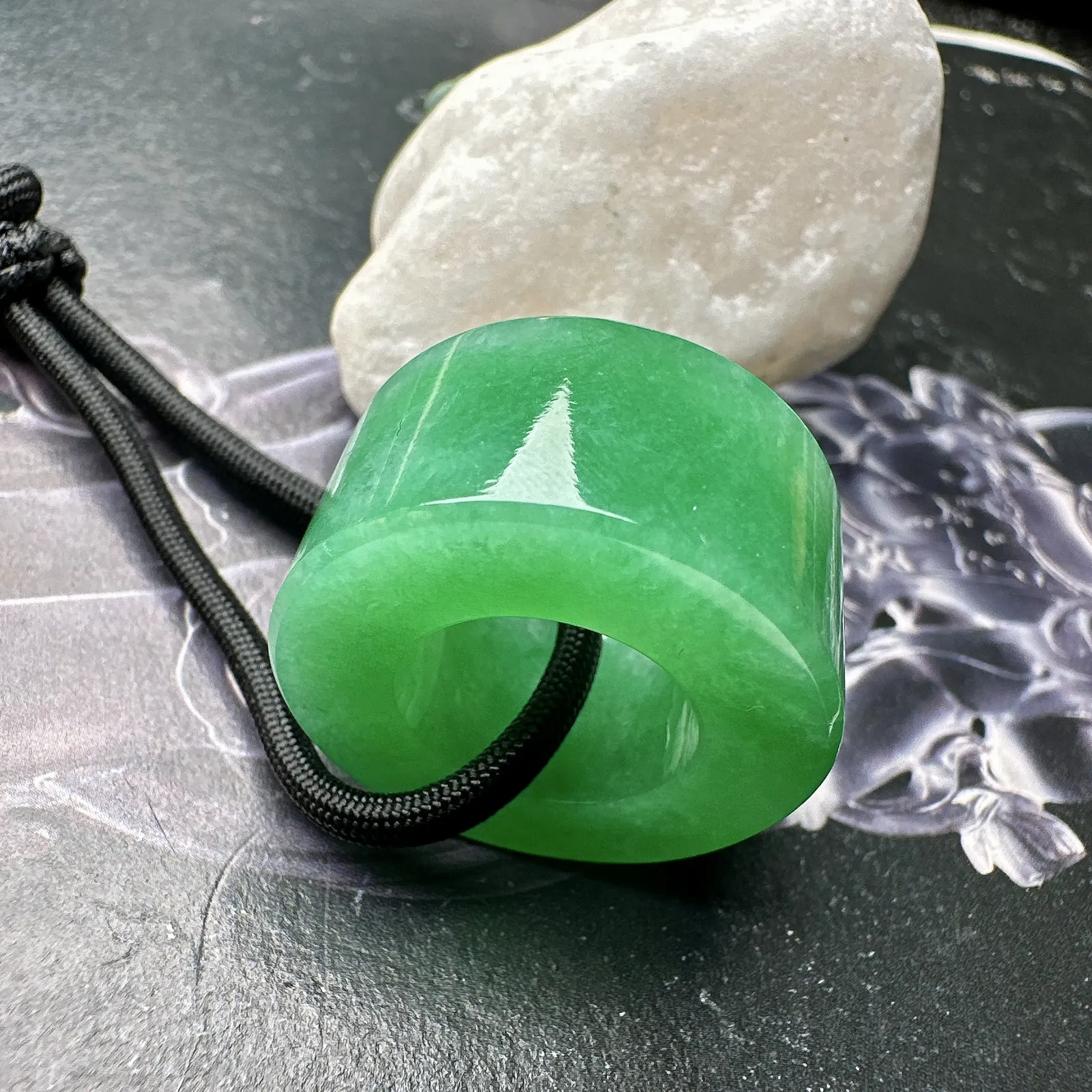 【冰种满绿路路通】种水颜色都不错，冰感明显，质地细腻干净，佩戴佳品。收藏品质。