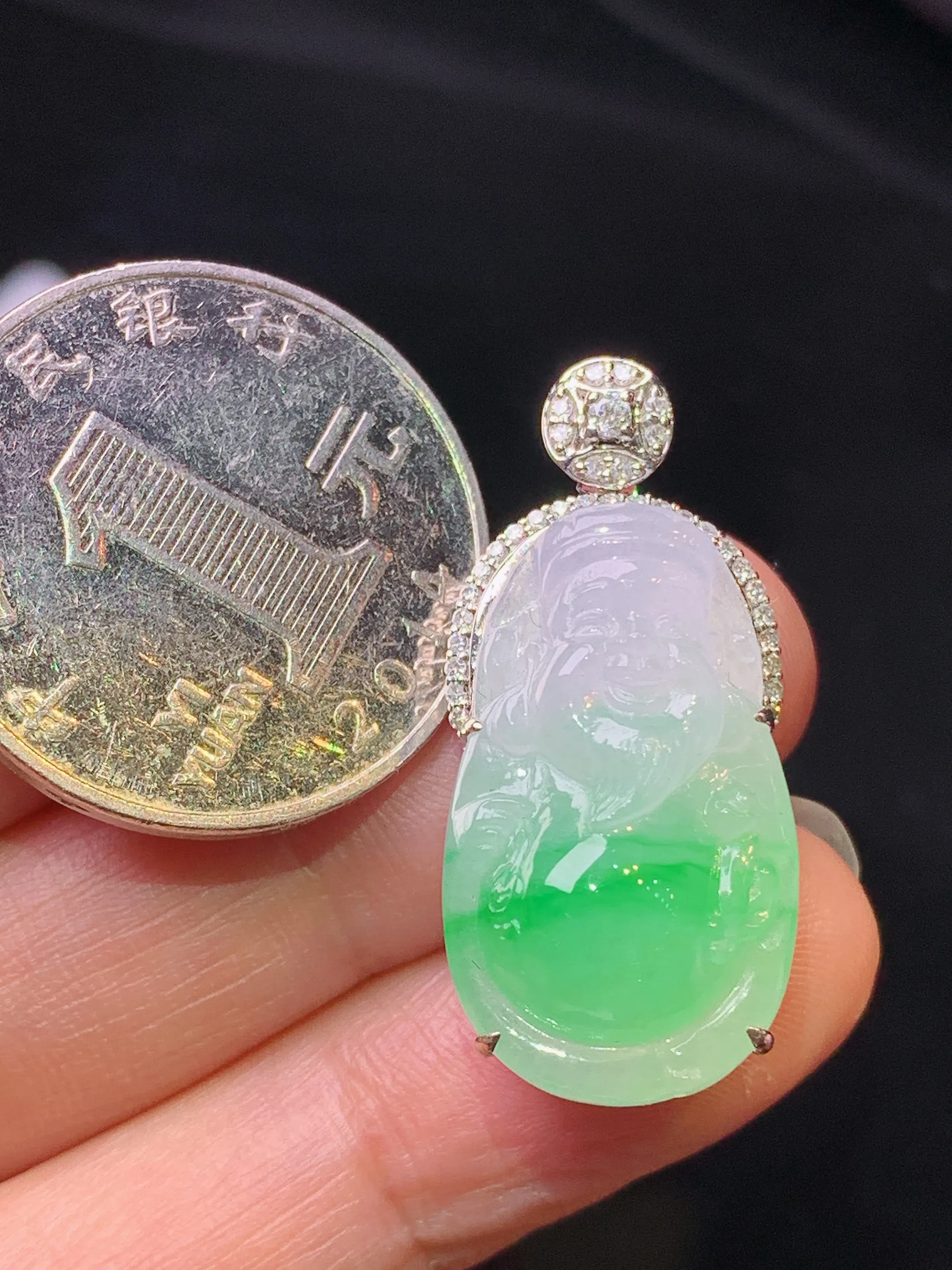 18k金钻镶嵌飘绿财神爷吊坠 玉质细腻 色泽艳丽清新 整体尺寸31*14*10.8