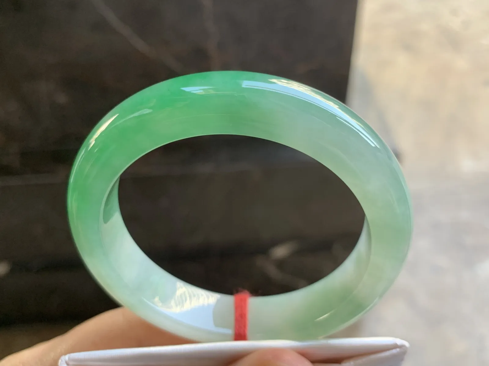 55-12.8-9mm
带色手镯 底子细腻 颜色漂亮