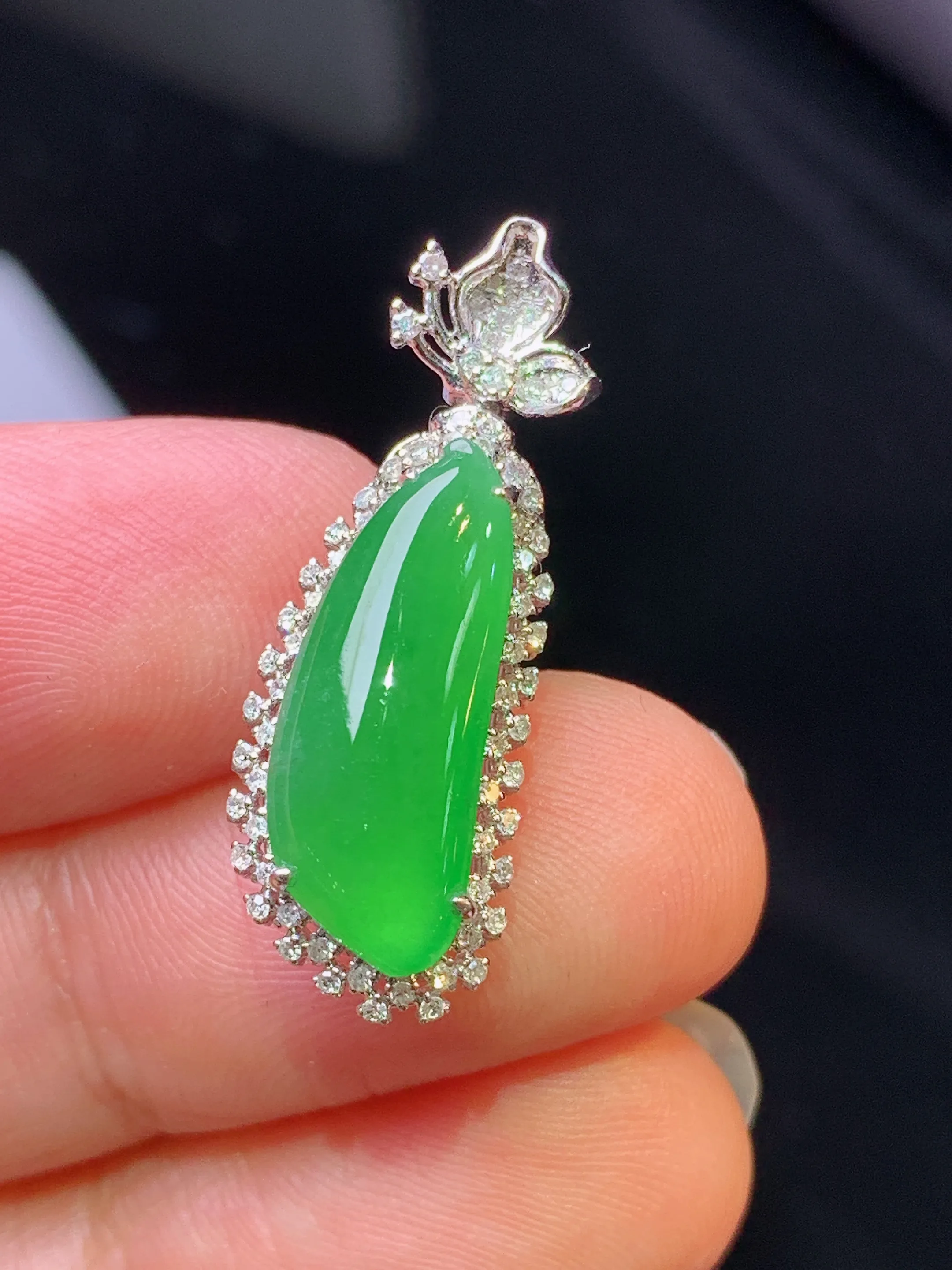 18k金钻镶嵌满绿福瓜吊坠 玉质细腻 色泽艳丽清新 整体尺寸36.7*9.5*7.5