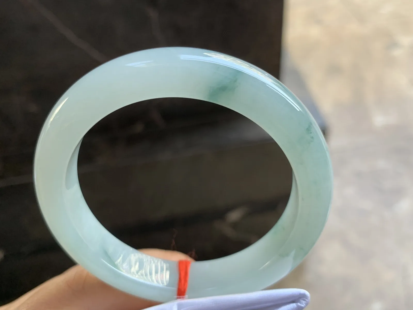 56.5-12-8.9mm
糯冰飘花手镯 底子细腻 干净 清爽