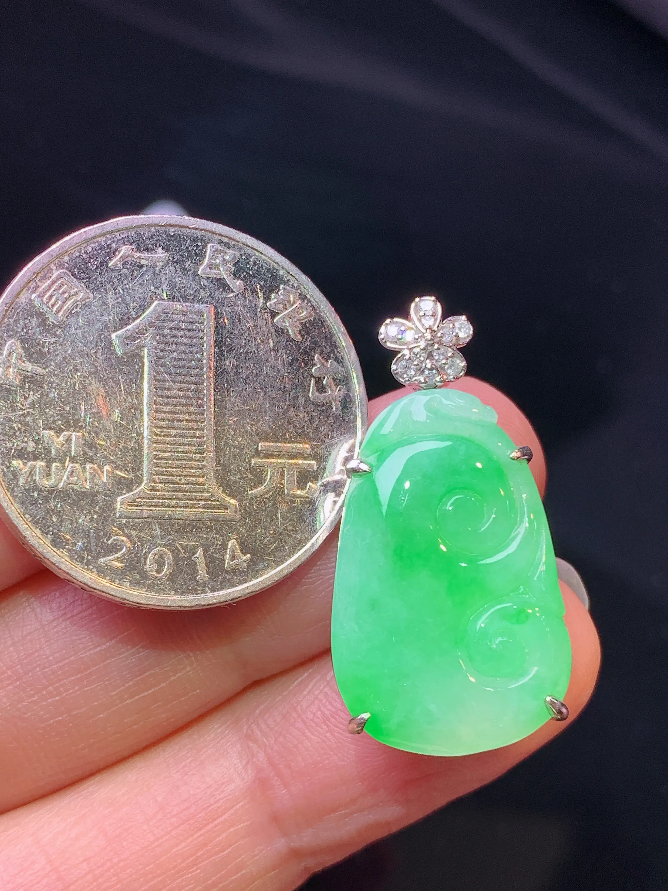 18k金钻镶嵌翠绿如意吊坠 玉质细腻 色泽艳丽清新 整体尺寸28.2*14.3*6.6