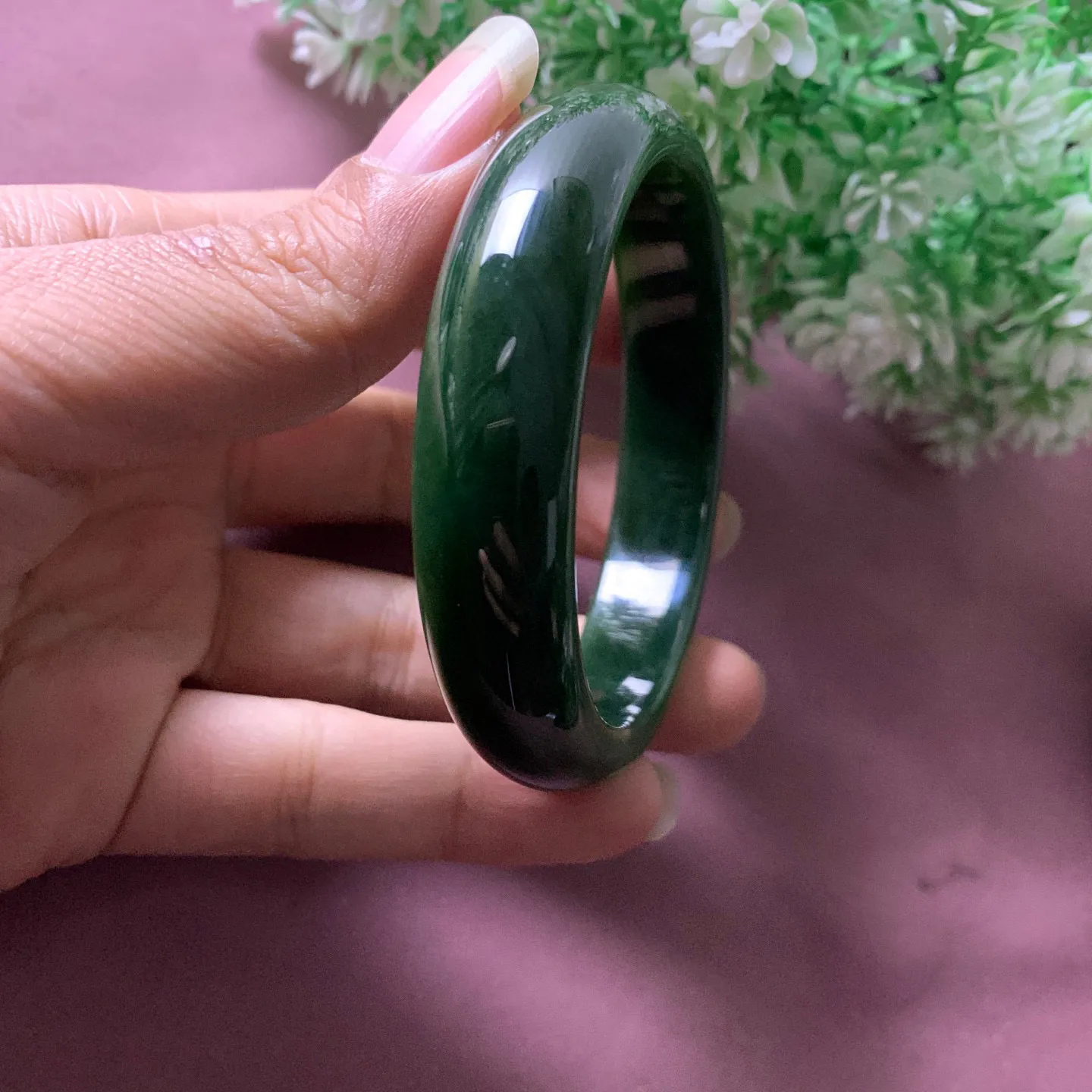 和田玉58.6圈口碧玉菠菜绿宽条手镯【挽间柔情】，镯型古朴典雅。在诗情画意的雨巷相遇，你是我腕间的一