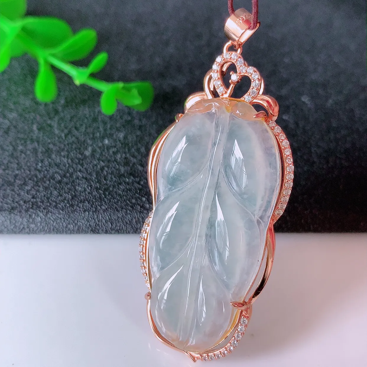 冰种翡翠925银镶嵌叶子吊坠，自然光实拍，翠色灵动，颜色漂亮，种老水足，品相佳，佩戴佳品！#153.2整体52.5-22-7.5裸石36.5-18