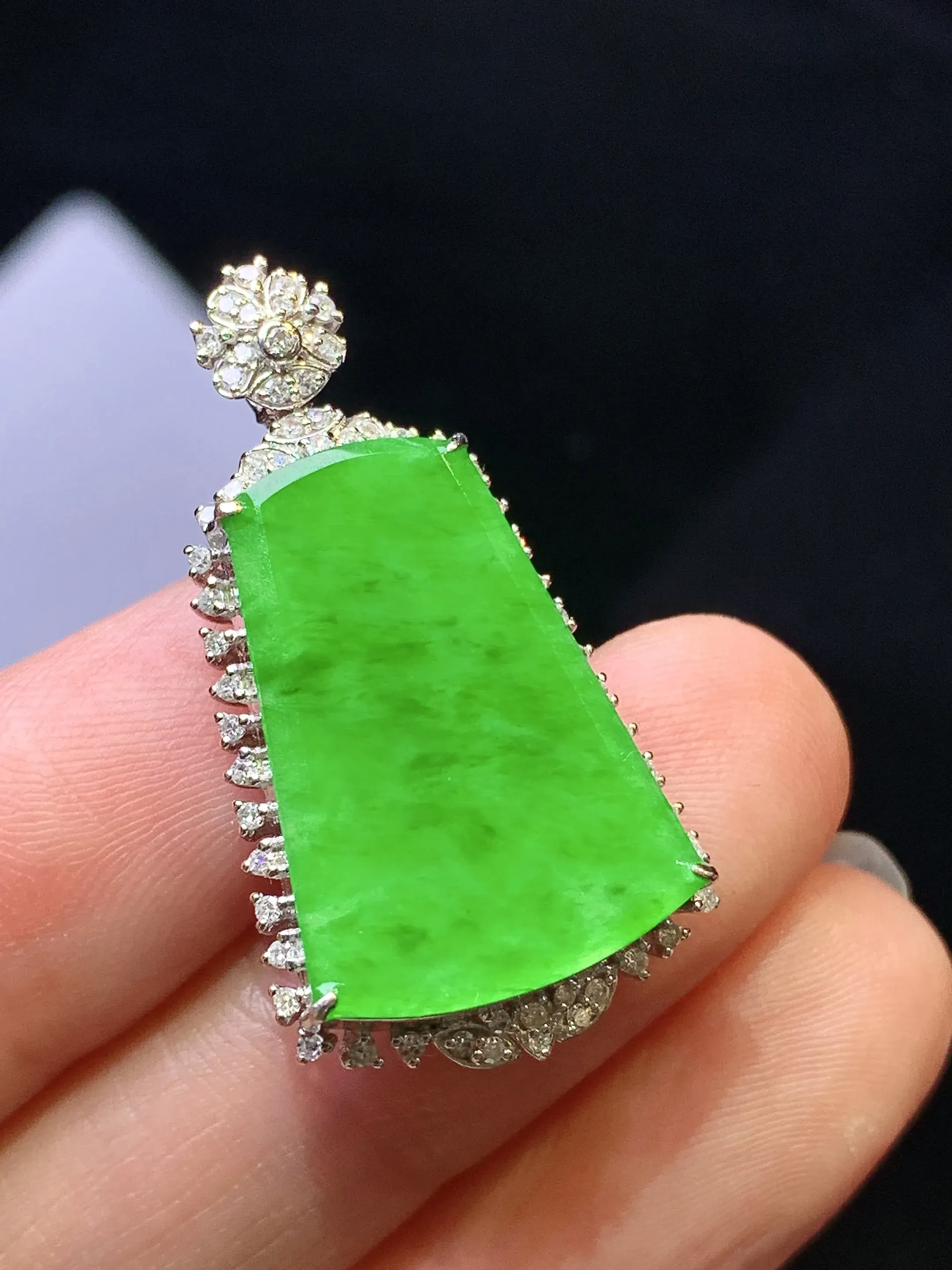 18k金钻镶嵌翠绿无事牌吊坠 玉质细腻 色泽艳丽清新 整体尺寸31.6*17.1*6.5