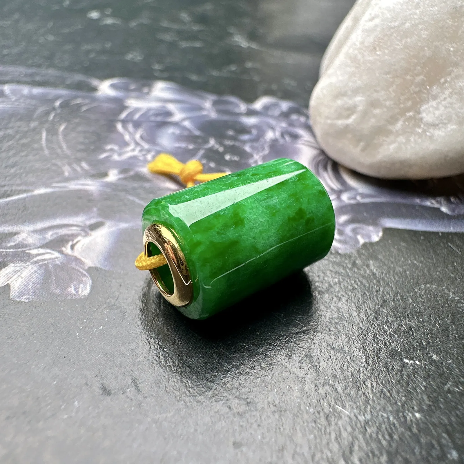 【冰种辣绿路路通】种水颜色，冰感明显，质地细腻干净，佩戴佳品。