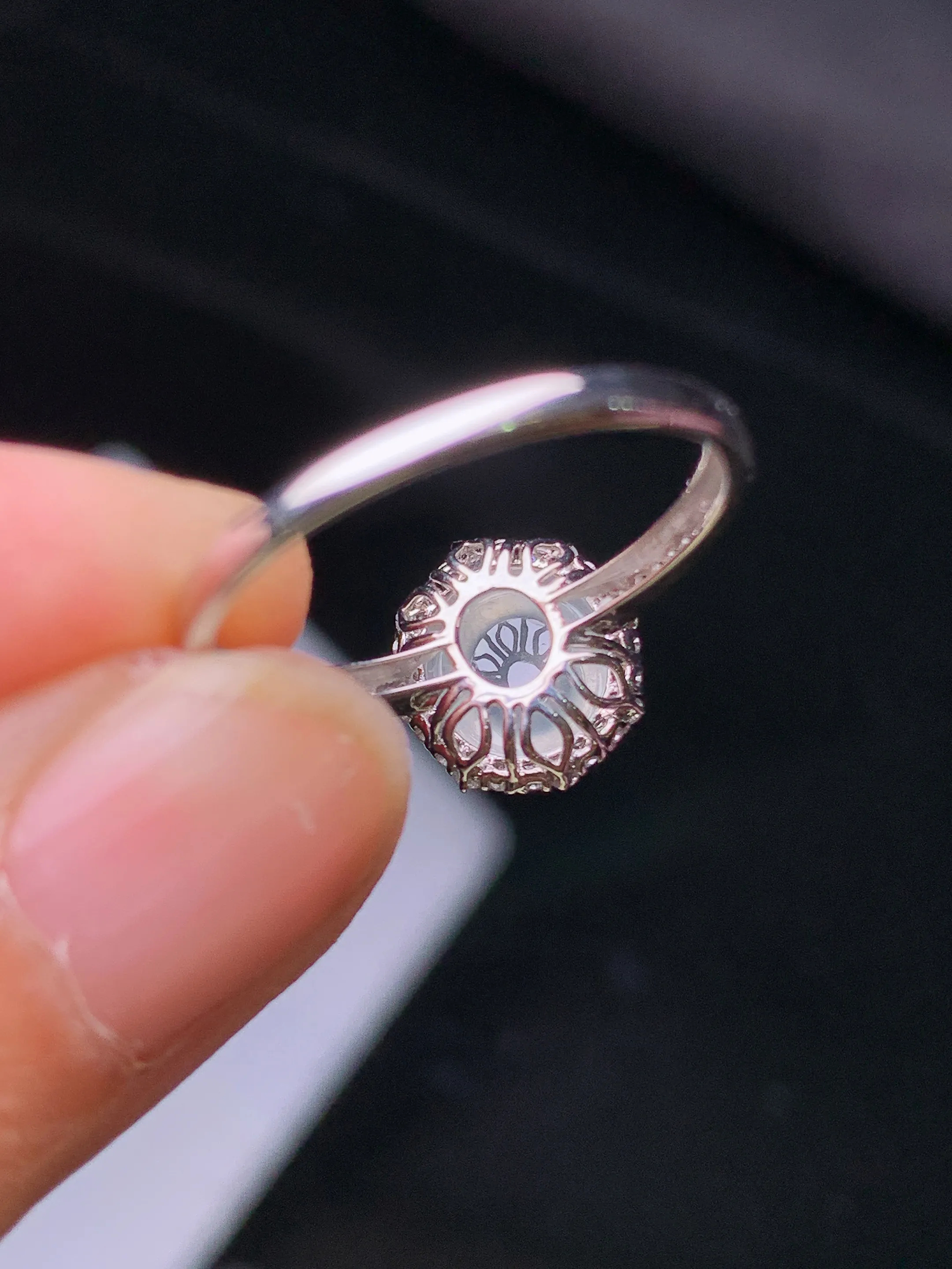 18k金钻镶嵌冰种蛋面戒指 玉质细腻 色泽艳丽清新 圈口13.5 整体尺寸10.2*9.3*7.8