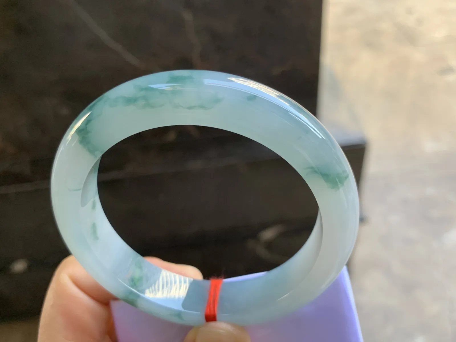 58-13.3-9.3mm
糯冰飘花手镯 底子细腻 花色均匀灵动