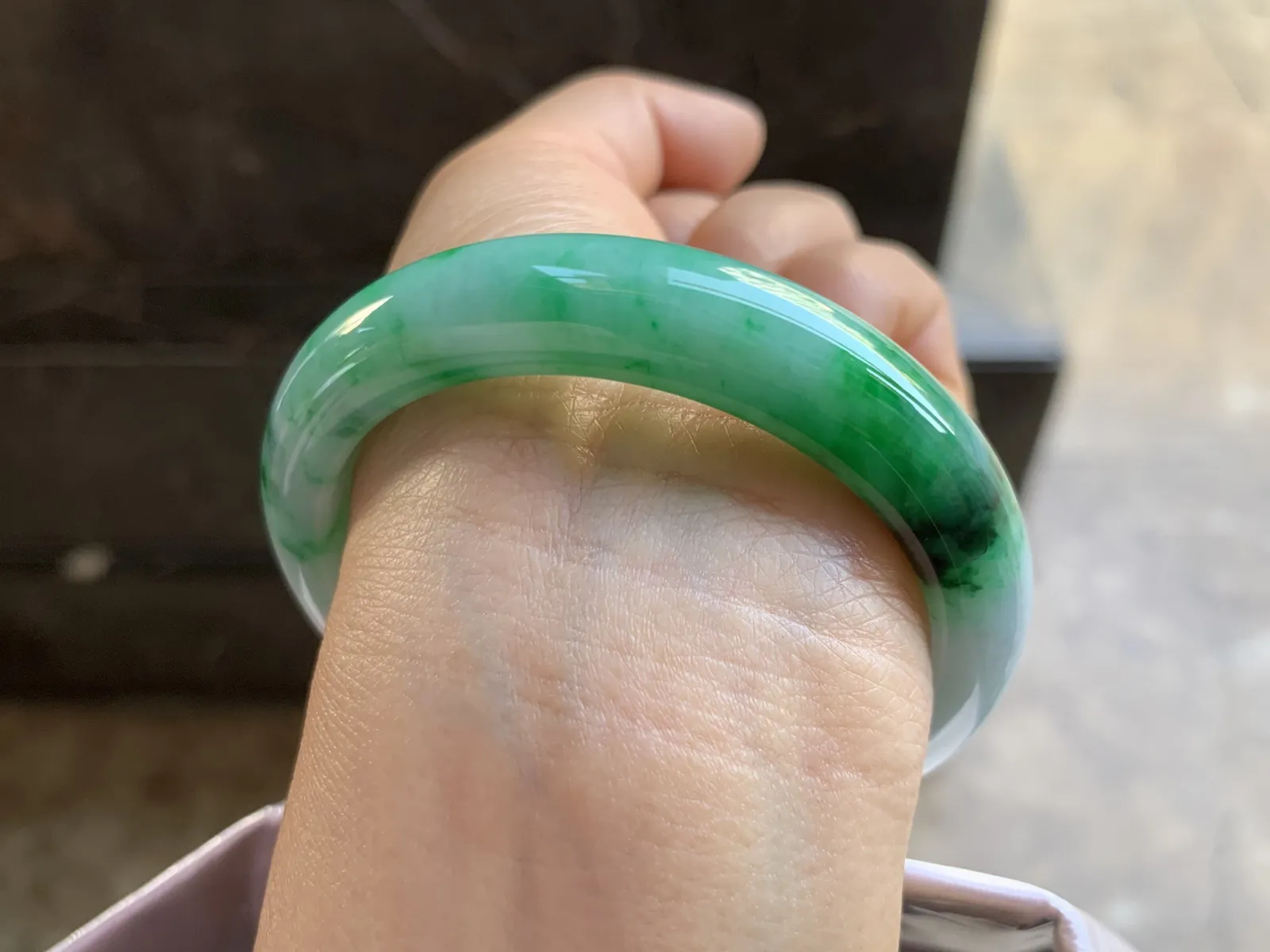 54.5-11.8-8.2mm
带色手镯 底子细腻 颜色辣绿 性价比推荐