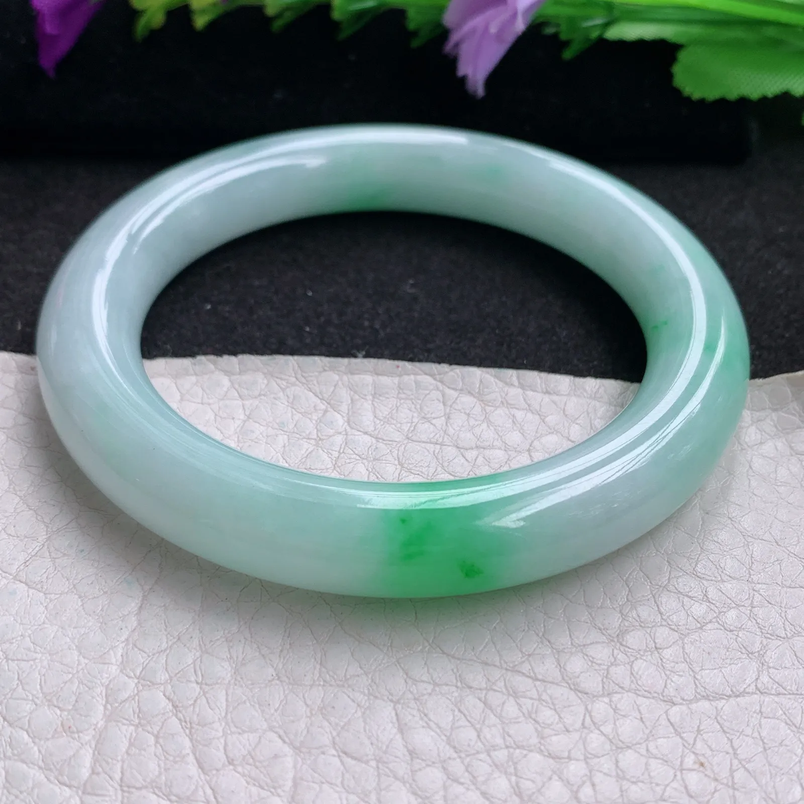 yh实拍56.5*10.5美人镯 天然缅甸翡翠白底青水润圆条玉手镯 玉手环