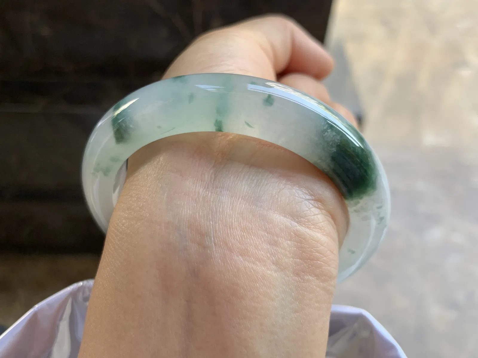 58-12.2-9.4mm
冰种飘花手镯 水润光泽 山水花色