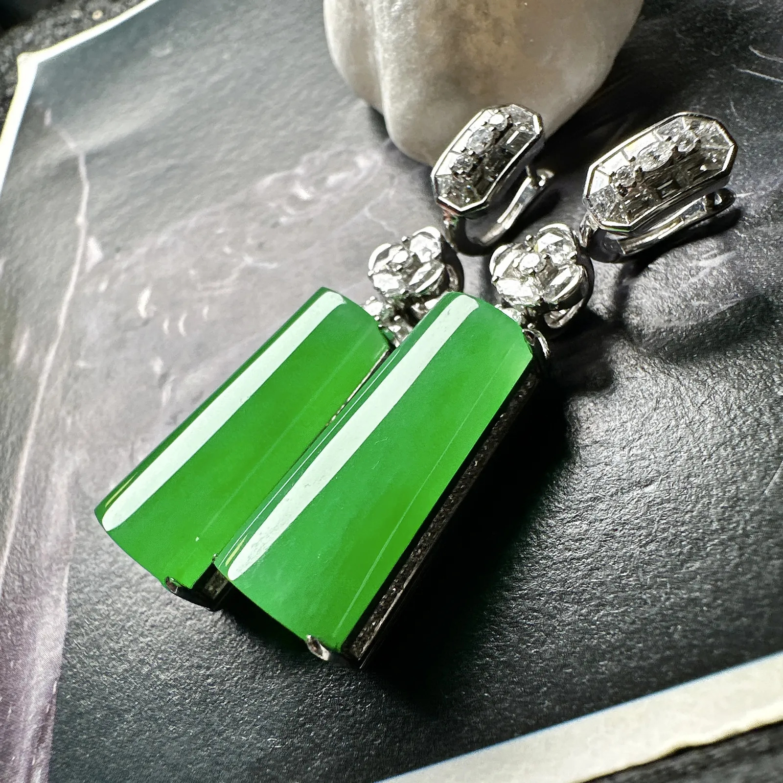 【冰种绿无事柱耳坠、吊坠两用款】种水上乘，通透闪亮，晶莹剔透。收藏品质，18K金钻镶嵌，裸石尺寸23.8*11.2*6毫米