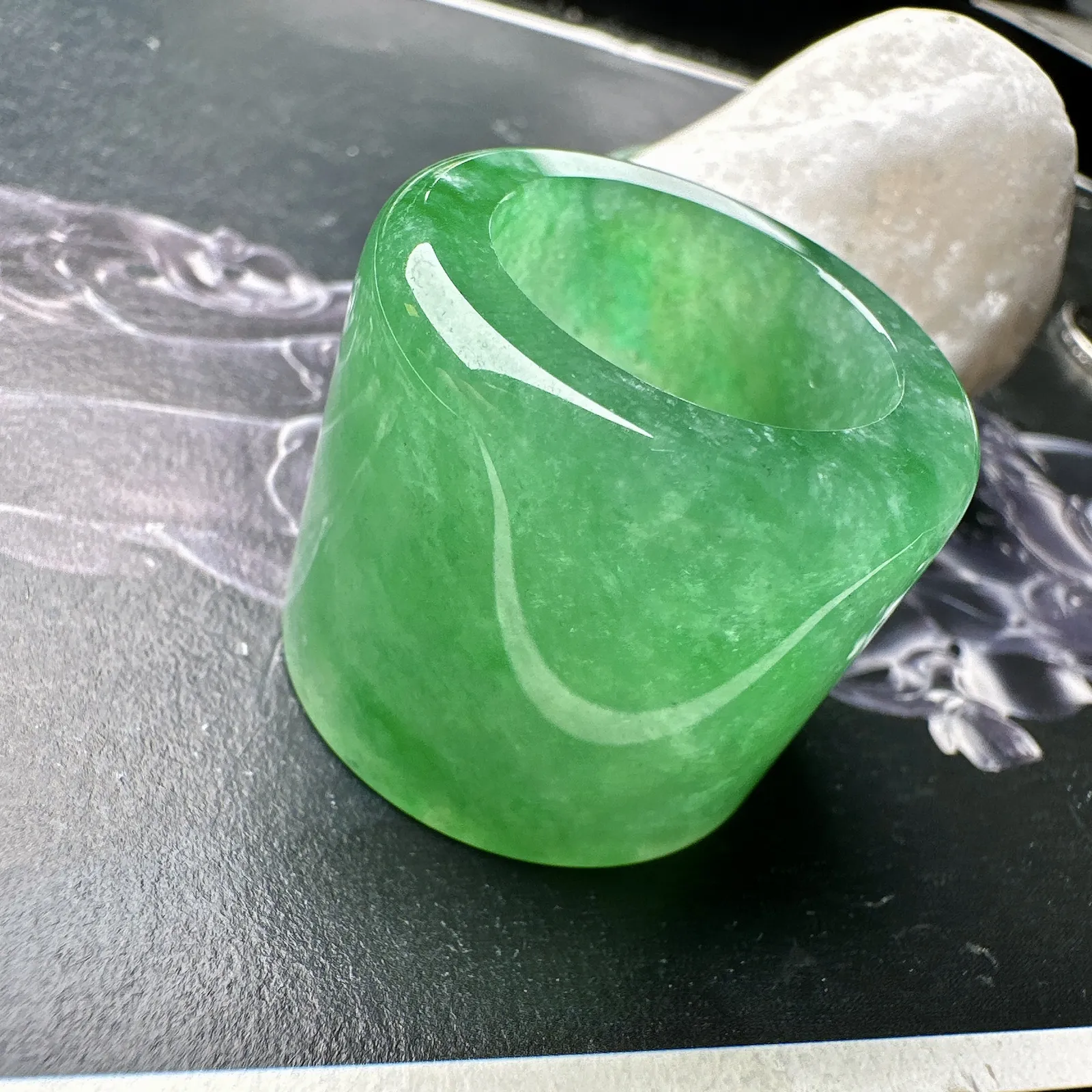 【冰种满绿路路通】巨无霸尺寸，种水颜色都不错，冰感明显，质地细腻干净，佩戴佳品。收藏品质。