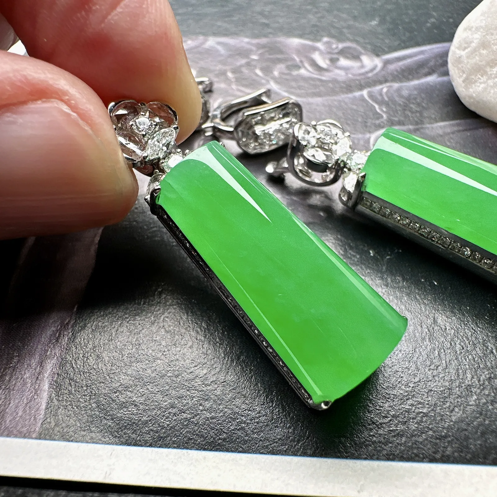 【冰种绿无事柱耳坠、吊坠两用款】种水上乘，通透闪亮，晶莹剔透。收藏品质，18K金钻镶嵌，裸石尺寸23.8*11.2*6毫米