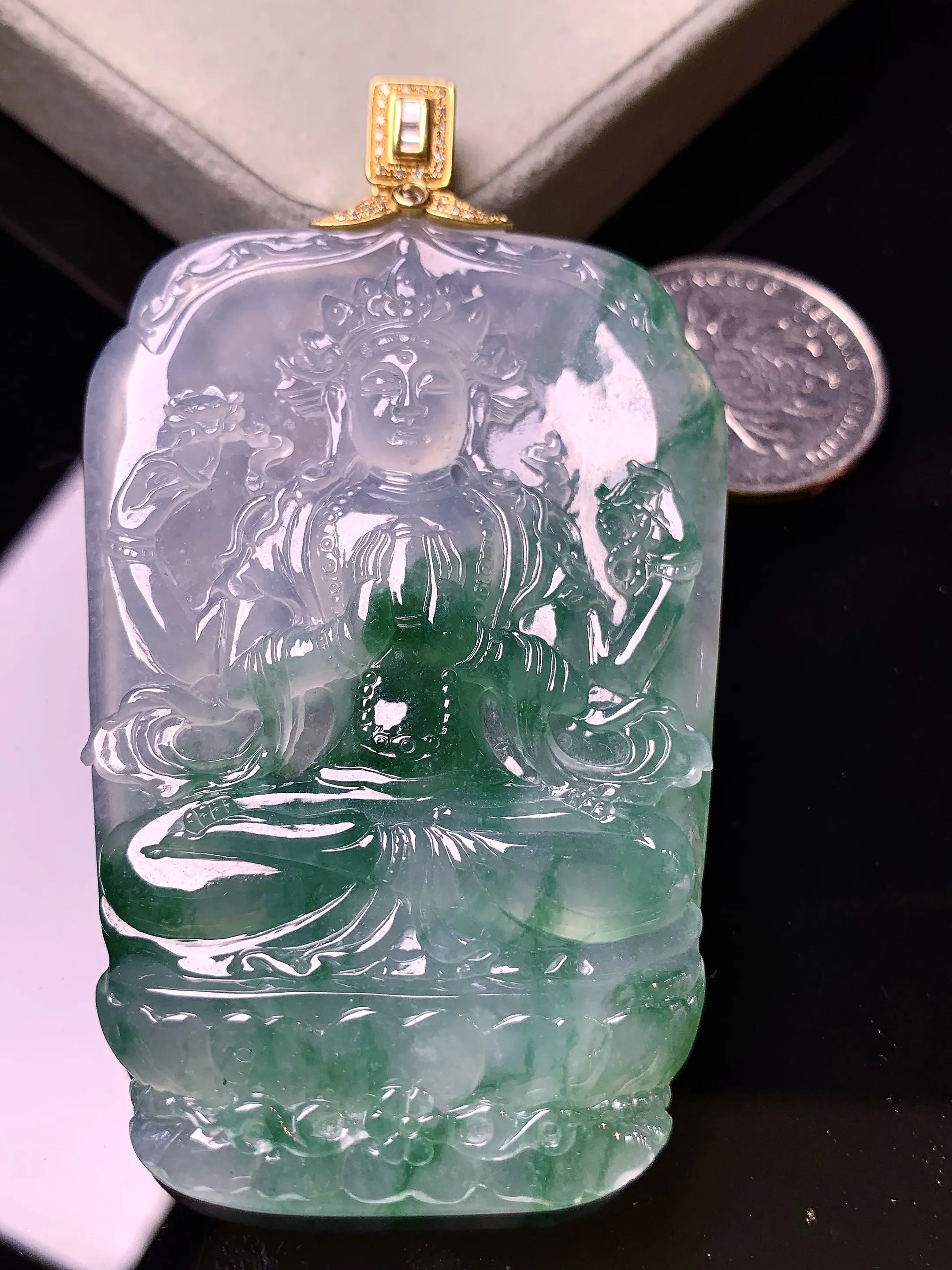 18k金钻镶嵌冰种飘绿度母观音菩萨吊坠 玉质细腻 色泽艳丽清新 整体尺寸76.6*44*7