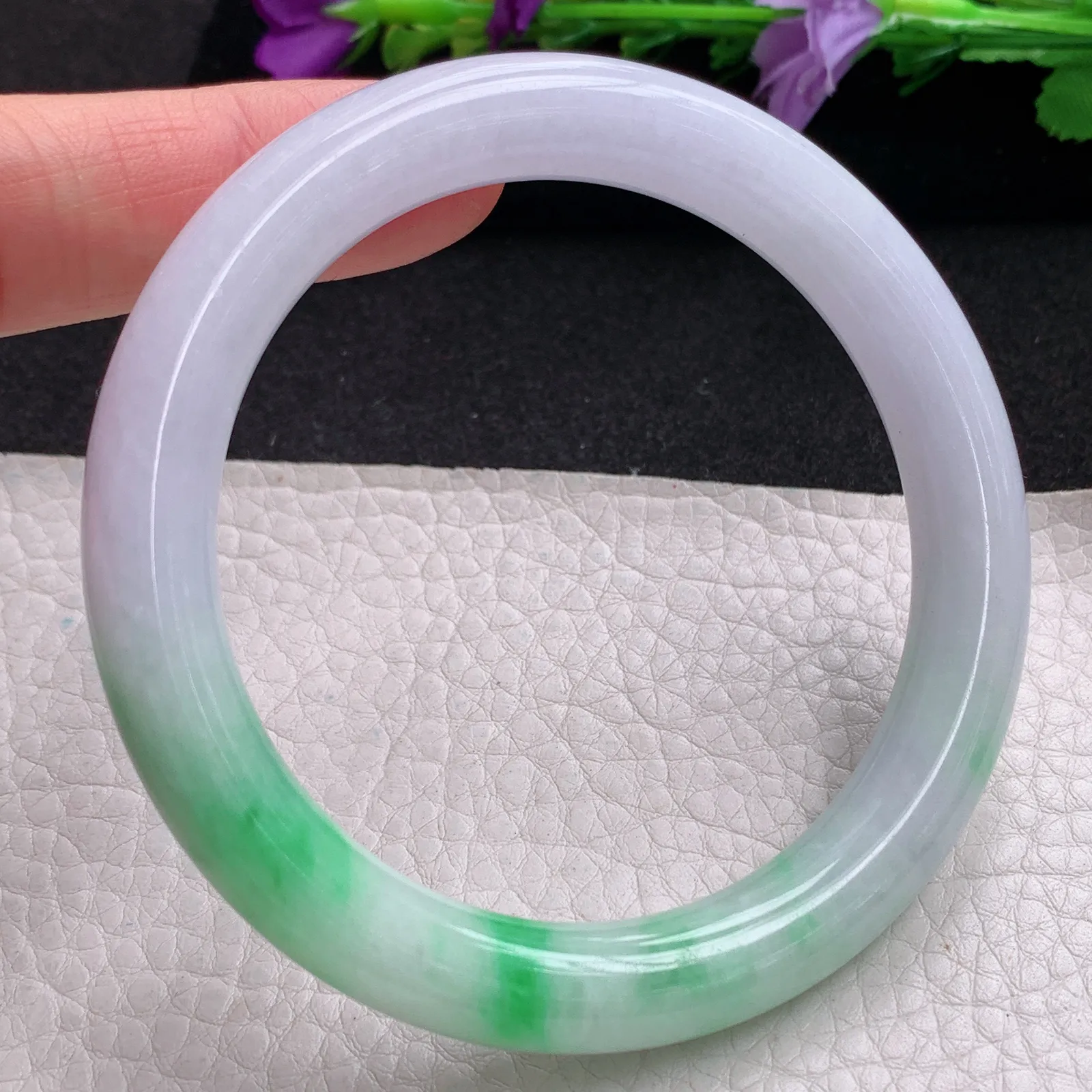 yh实拍59*10*9.5美人镯 天然缅甸翡翠春带彩圆条玉手镯 玉手环