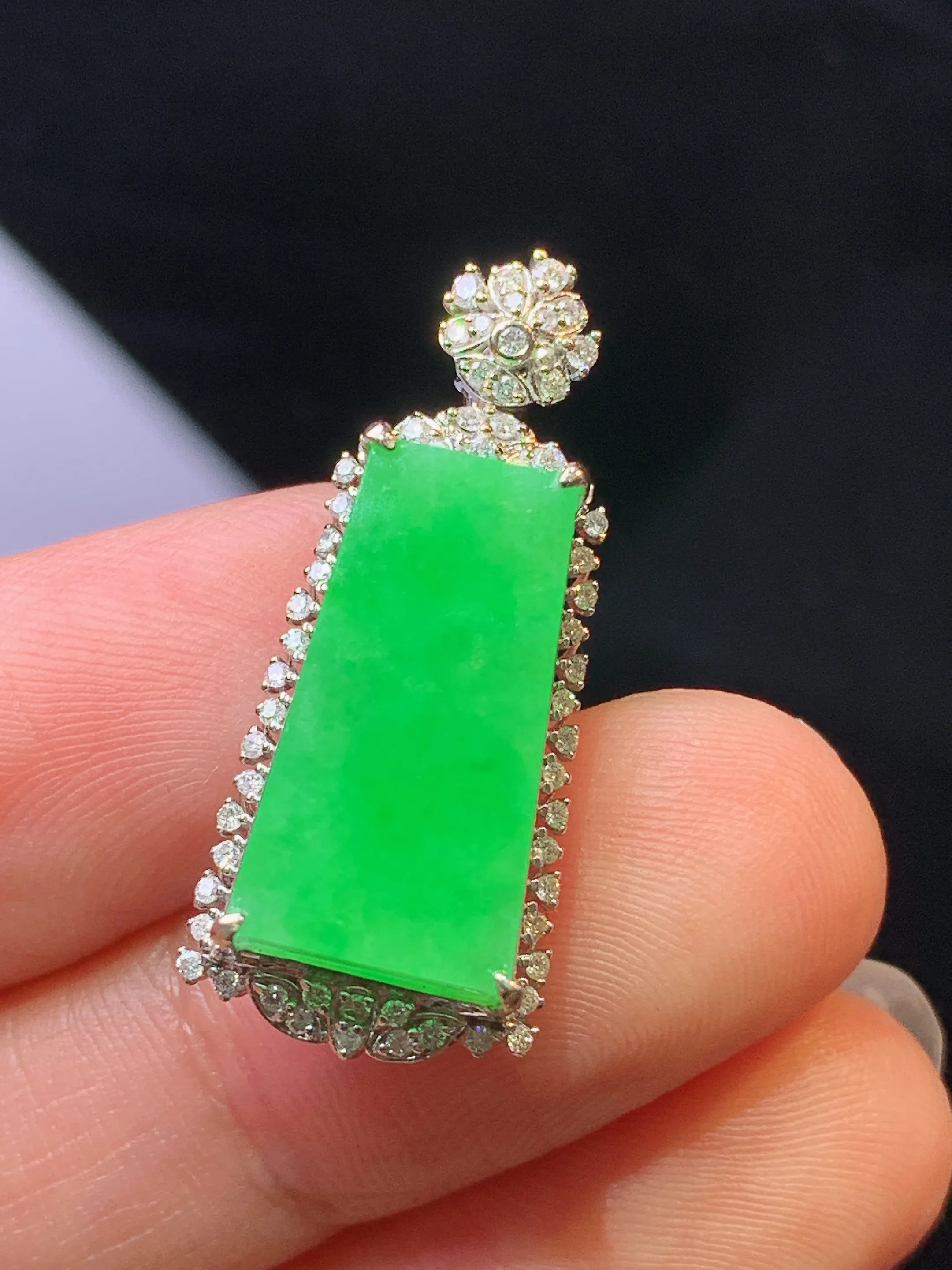 18k金钻镶嵌翠绿无事牌吊坠 玉质细腻 色泽艳丽清新 整体尺寸28*11.8*7.2