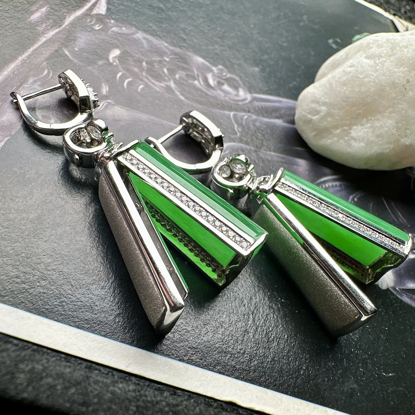 【冰种绿无事柱耳坠、吊坠两用款】种水上乘，通透闪亮，晶莹剔透。收藏品质，18K金钻镶嵌，裸石尺寸23.8*11.2*6毫米