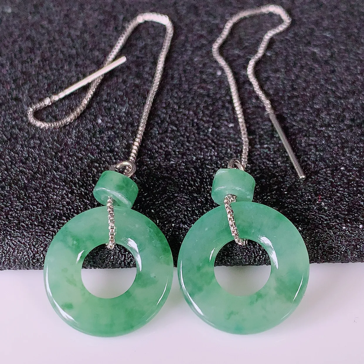 自然光实拍，冰种飘花翡翠一对平安扣耳坠，翠色灵动，玉质细腻，颜色漂亮，品相佳，佩戴佳品！配图银线 #187.2平安扣尺寸14-2.5mm