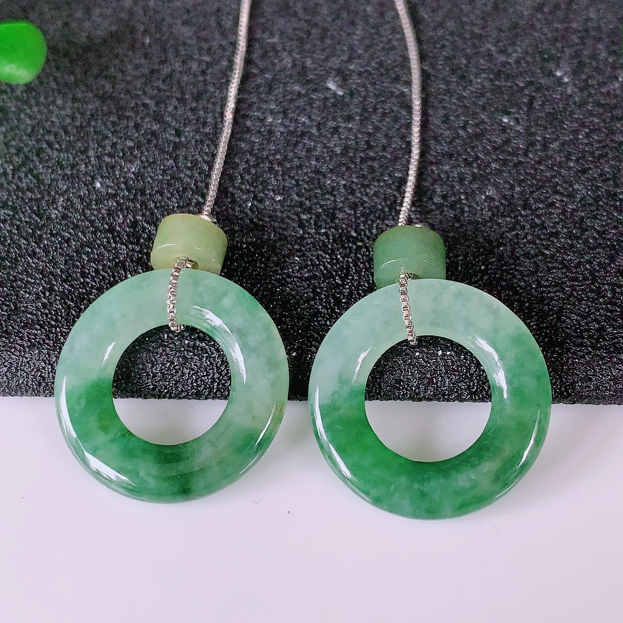 自然光实拍，冰种飘花翡翠一对平安扣耳坠，翠色灵动，玉质细腻，颜色漂亮，品相佳，佩戴佳品！配图银线 #186.2平安扣尺寸18.5*3