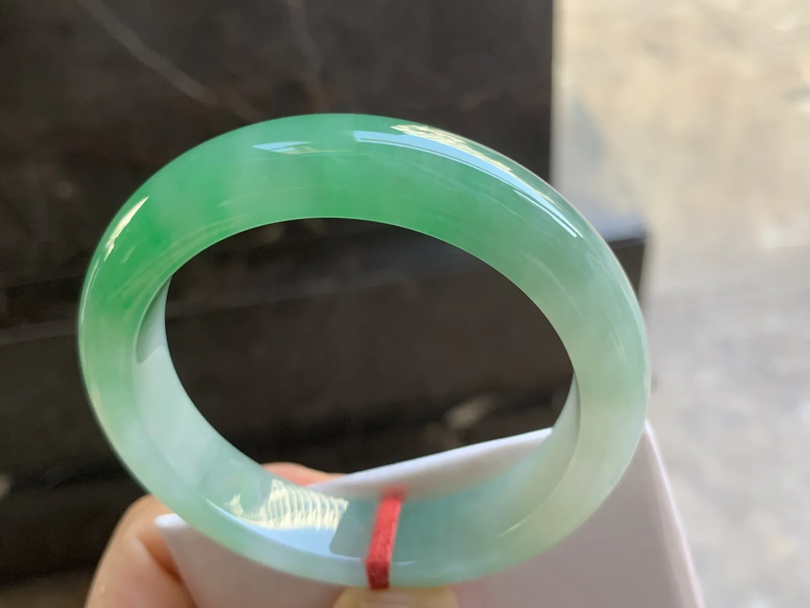 55-12.8-9mm
带色手镯 底子细腻 颜色漂亮