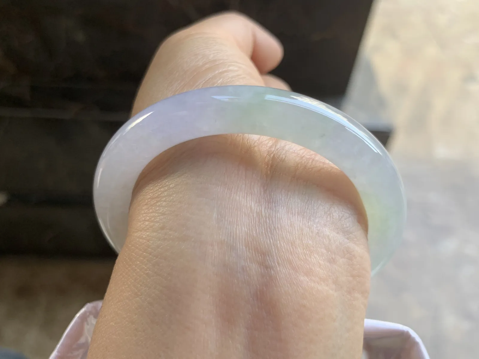 52.5-9mm
冰种淡春彩圆条手镯 底子细腻 水润漂亮