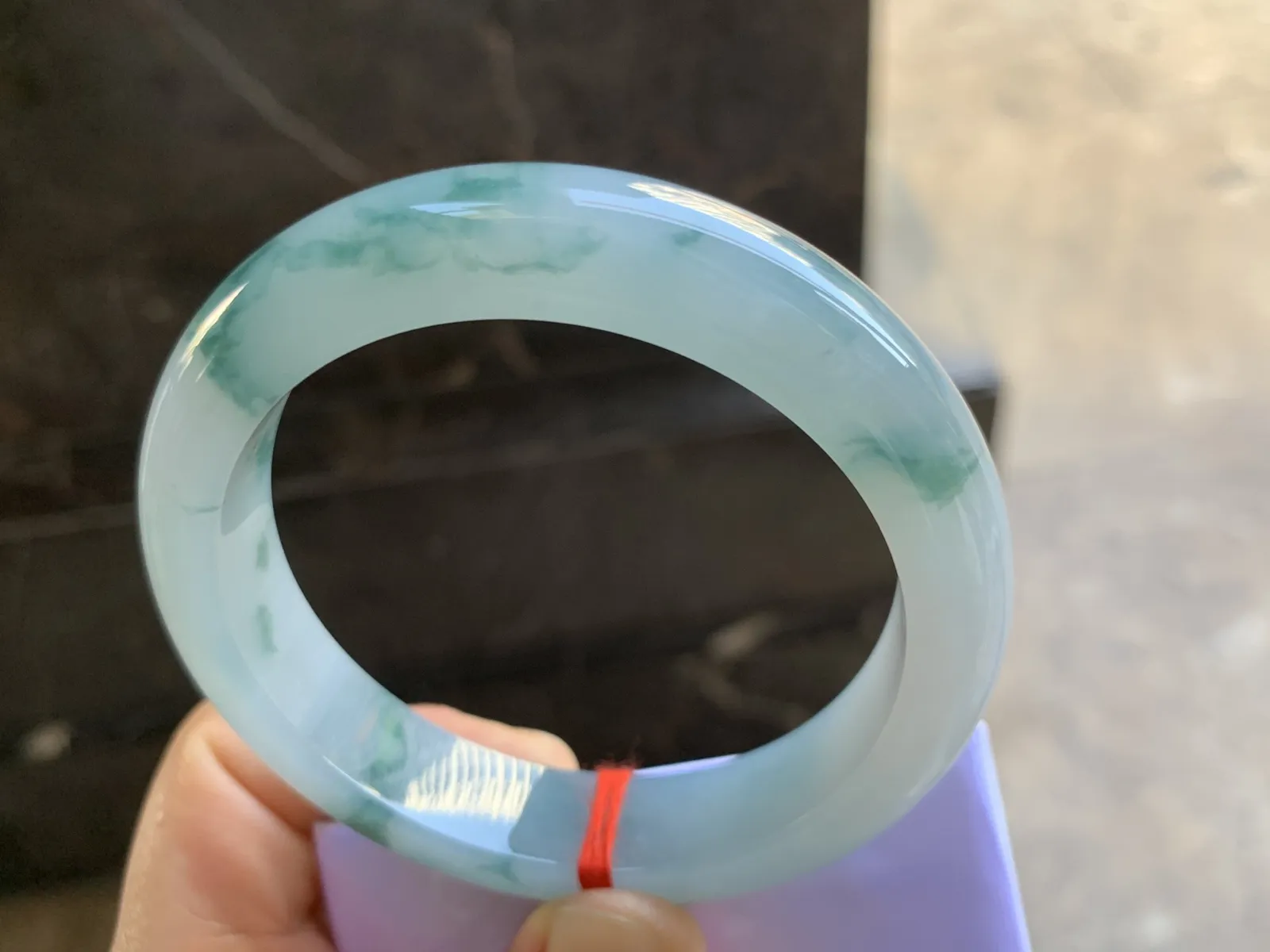 58-13.3-9.3mm
糯冰飘花手镯 底子细腻 花色均匀灵动