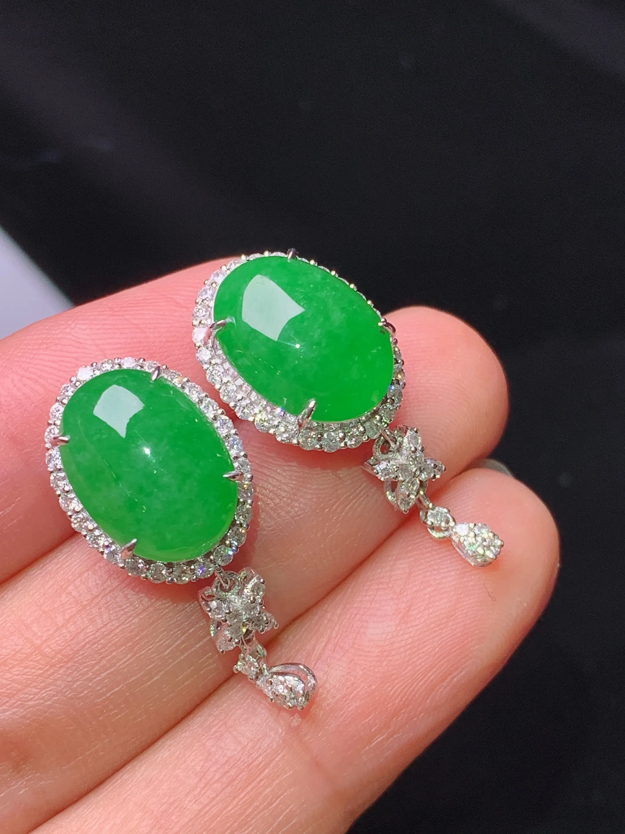 18k金钻镶嵌满绿蛋面耳钉 玉质细腻 色泽艳丽清新 整体尺寸28.2*11.8*7.8