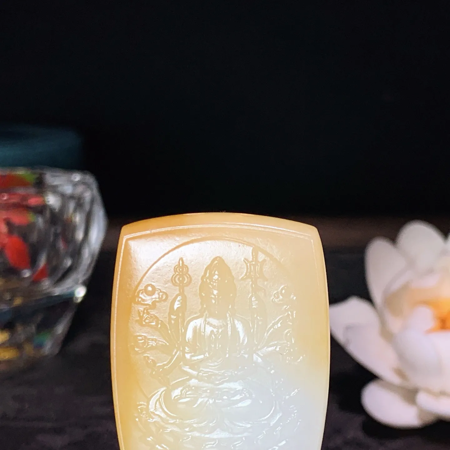 新疆和田玉且末糖千手观音牌子挂件 尺寸36/29/9重23.5克 玉质细腻油润 底色纯净 脂粉好，品质好！lt260116