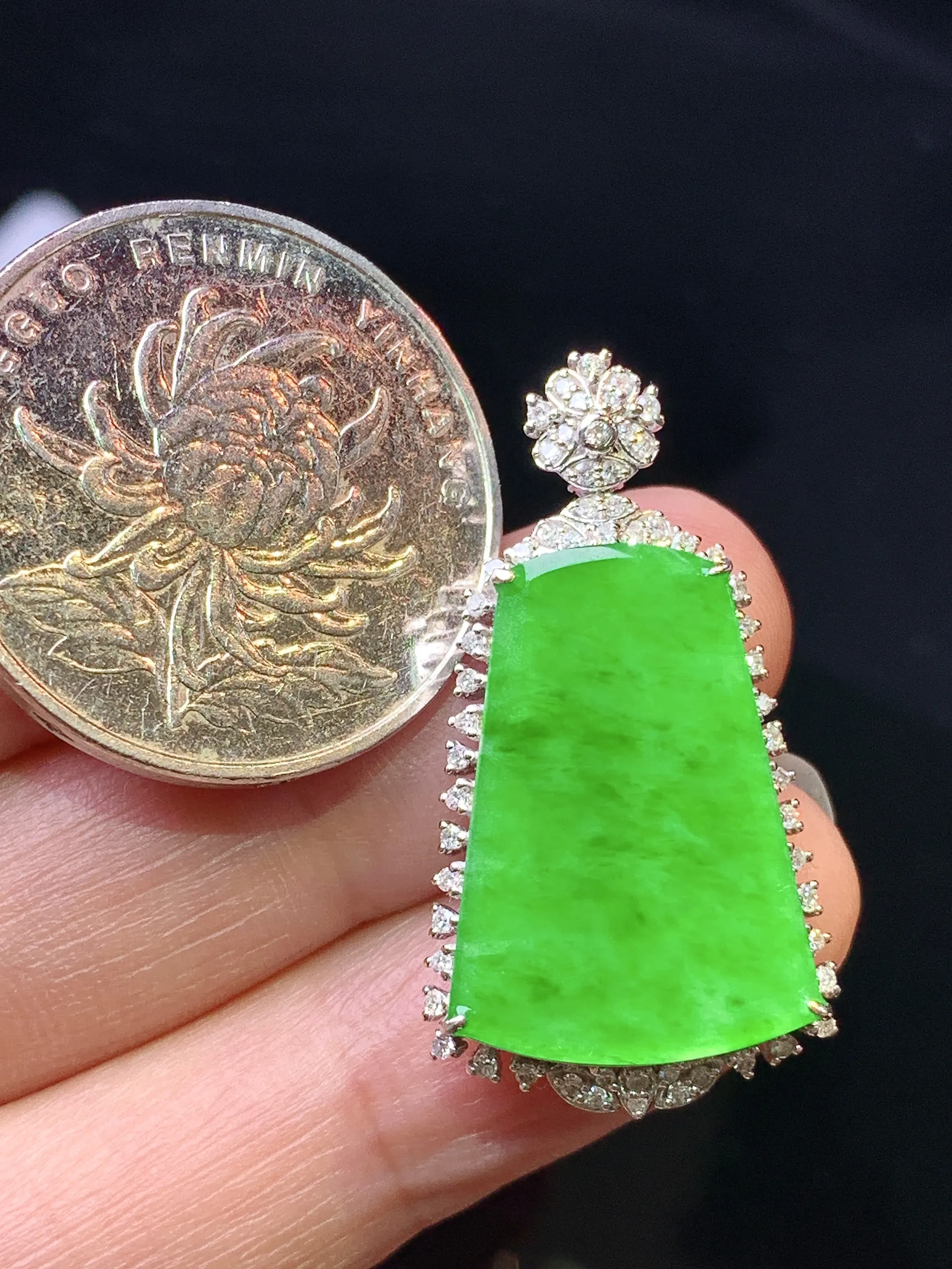 18k金钻镶嵌翠绿无事牌吊坠 玉质细腻 色泽艳丽清新 整体尺寸31.6*17.1*6.5