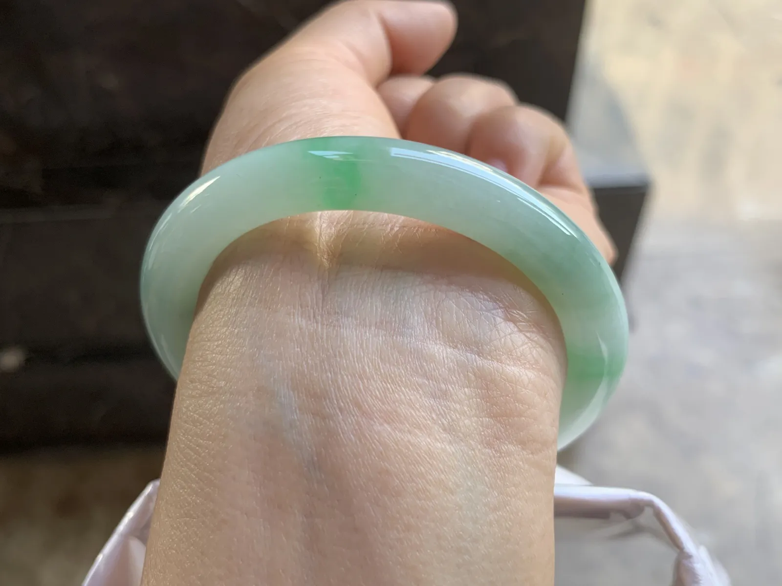 52-8.8mm
糯冰带色圆条手镯 底子细腻 颜色漂亮 性价比推荐