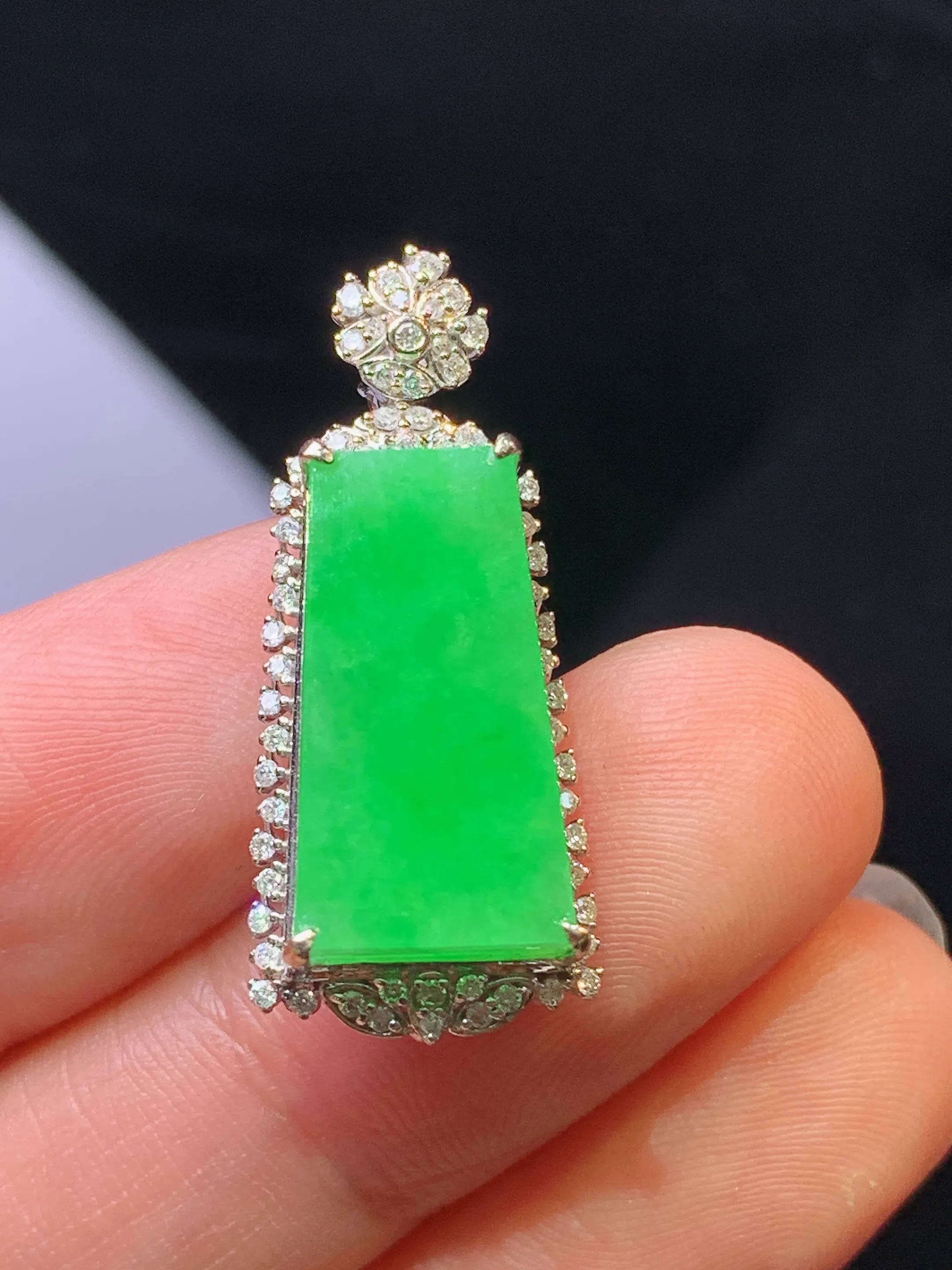 18k金钻镶嵌翠绿无事牌吊坠 玉质细腻 色泽艳丽清新 整体尺寸28*11.8*7.2