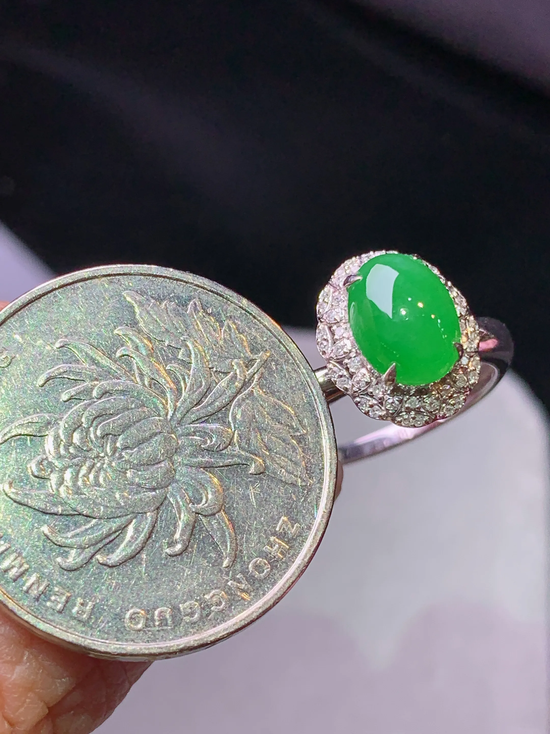 18k金钻镶嵌满绿蛋面戒指 玉质细腻 色泽艳丽清新 圈口13.5 整体尺寸12.3*10.2*9.3