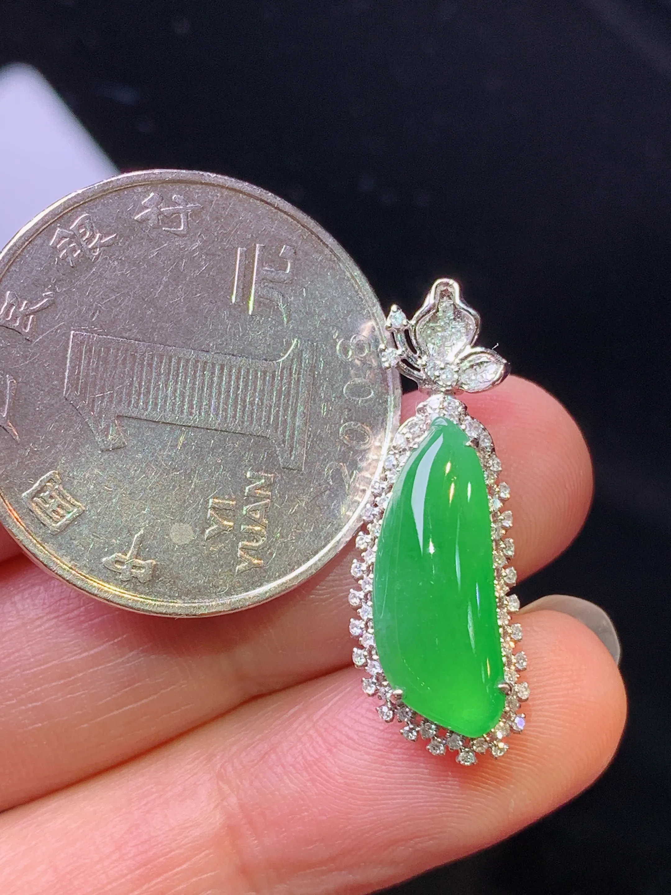 18k金钻镶嵌满绿福瓜吊坠 玉质细腻 色泽艳丽清新 整体尺寸36.7*9.5*7.5