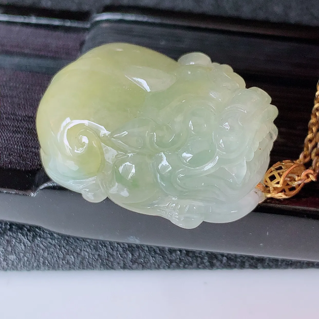 自然光实拍，18K金镶嵌冰黄翡翡翠招财貔貅吊坠，民间有“一摸貔貅运程旺盛，再摸貔貅财运滚滚，三摸貔貅